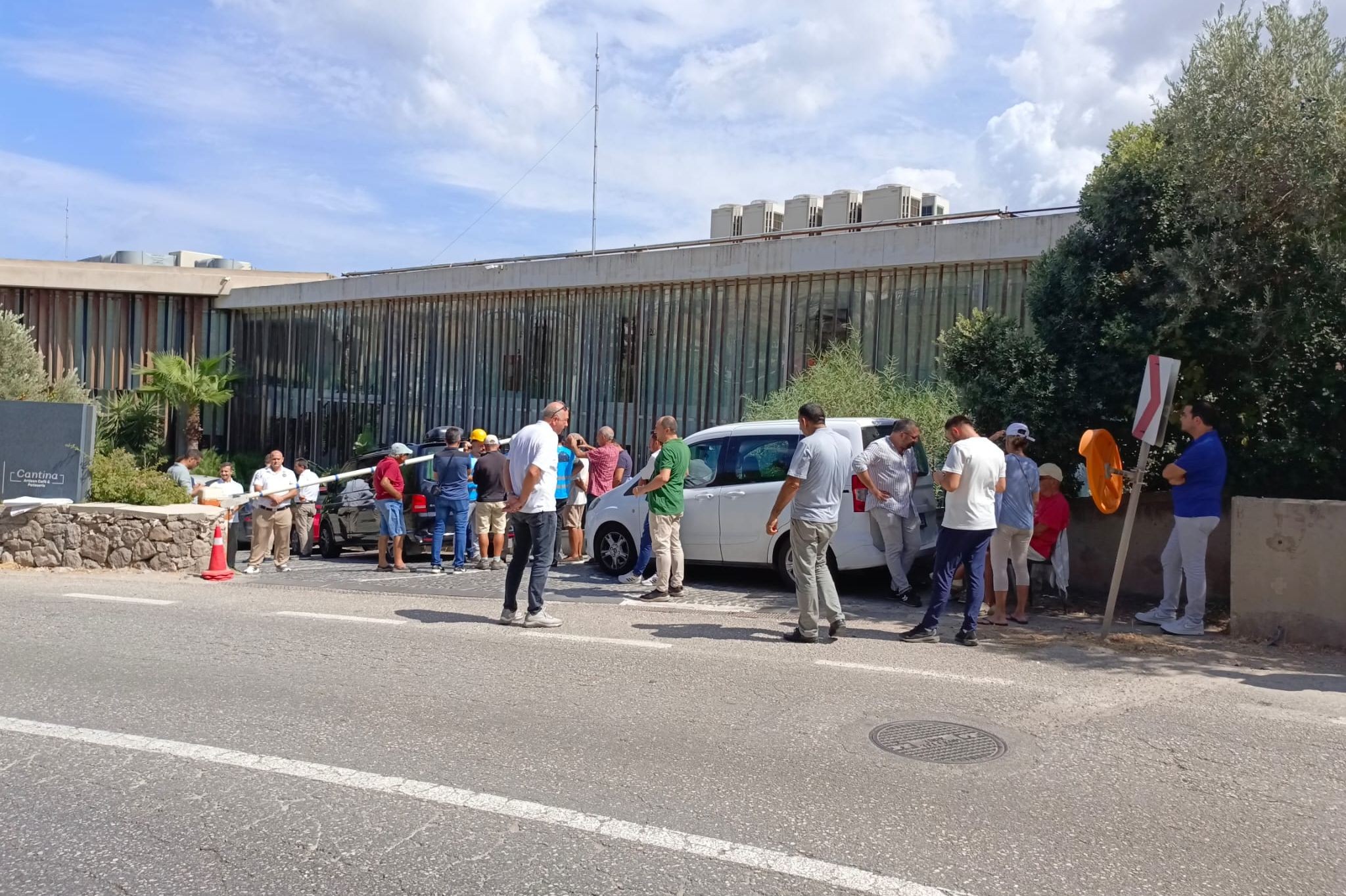 Fernas işçileri Muğla'da otel önünde eylemde