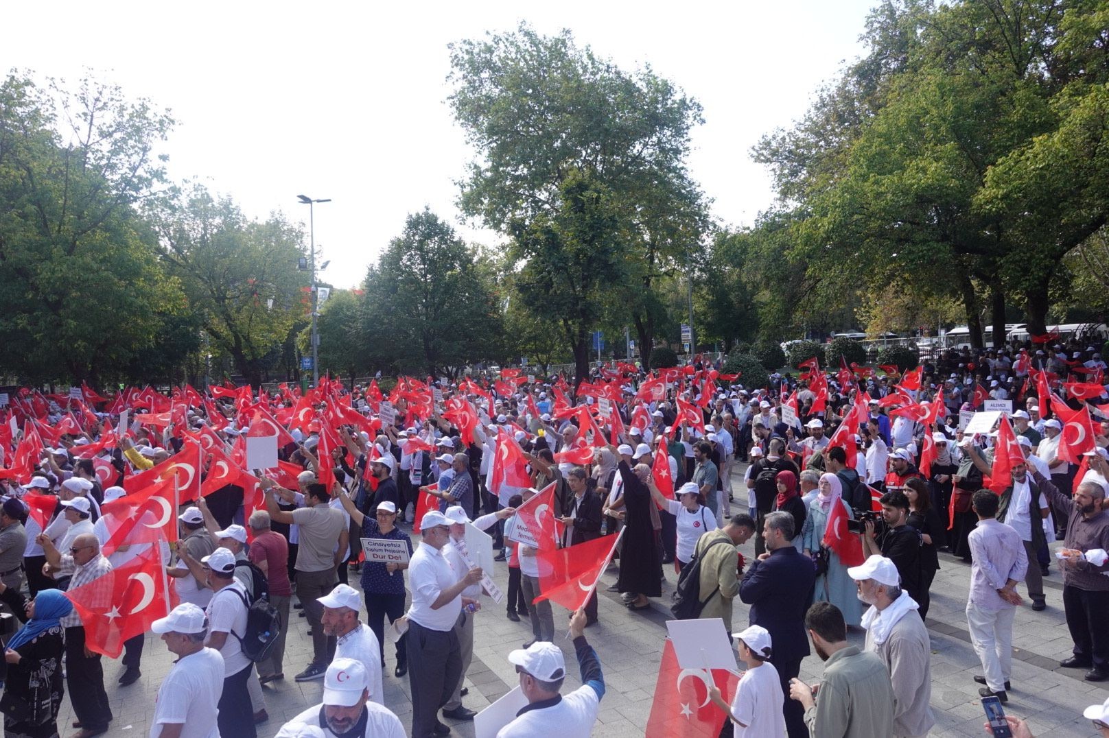 miting için gelenler