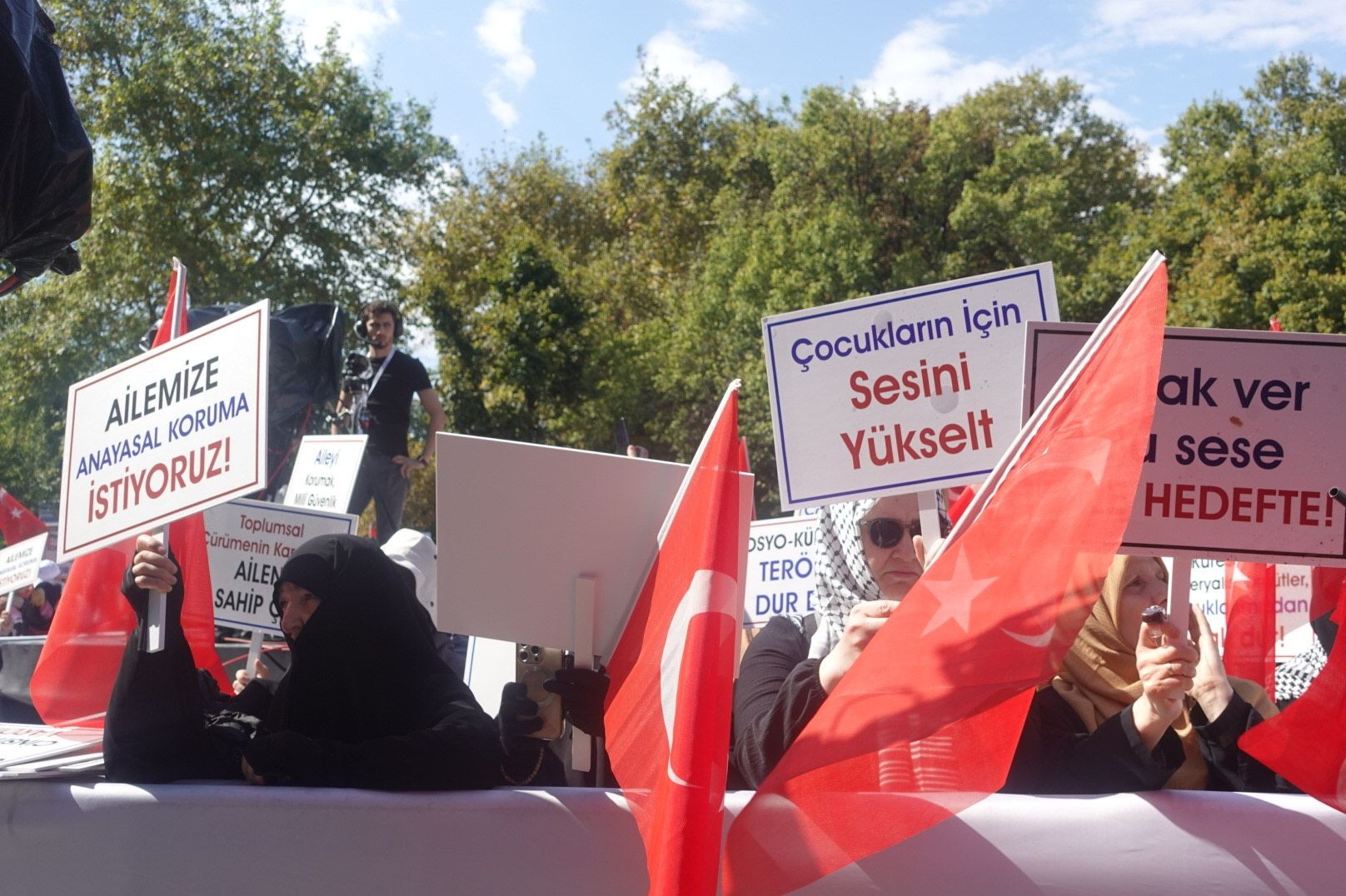 miting için gelenler