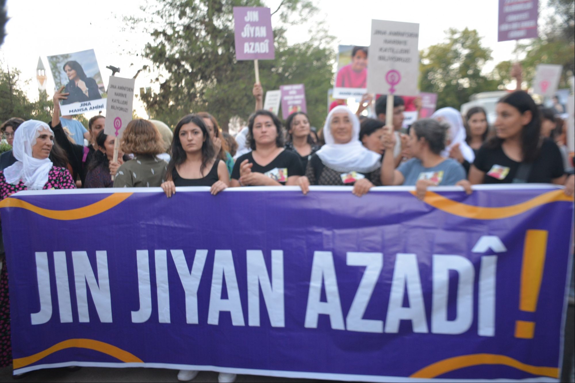 Diyarbakır'da Mahsa Amini için yürüyen kadınlar.