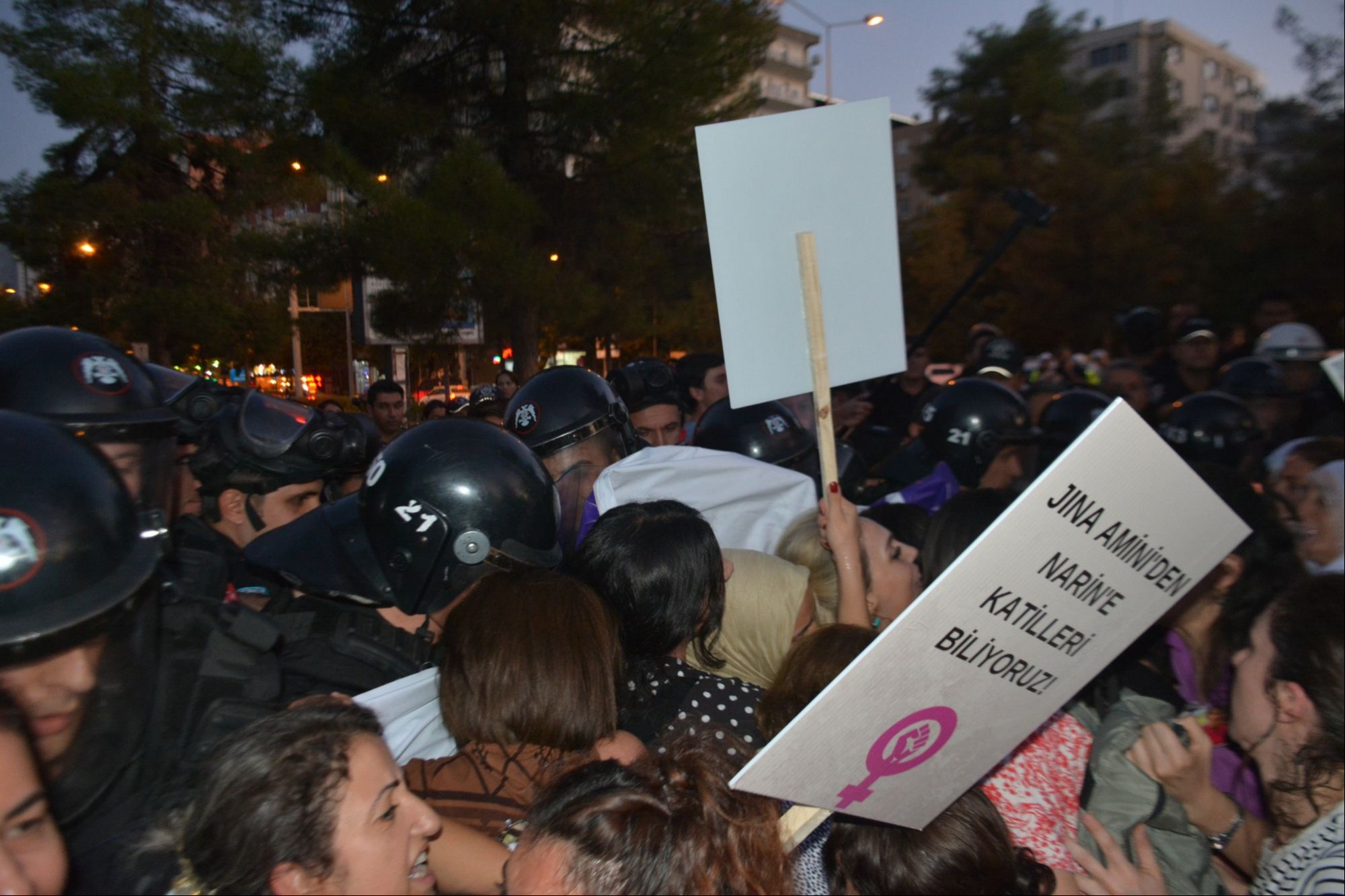 Diyarbakır'da Mahsa Amini için yürüyen kadınlar.