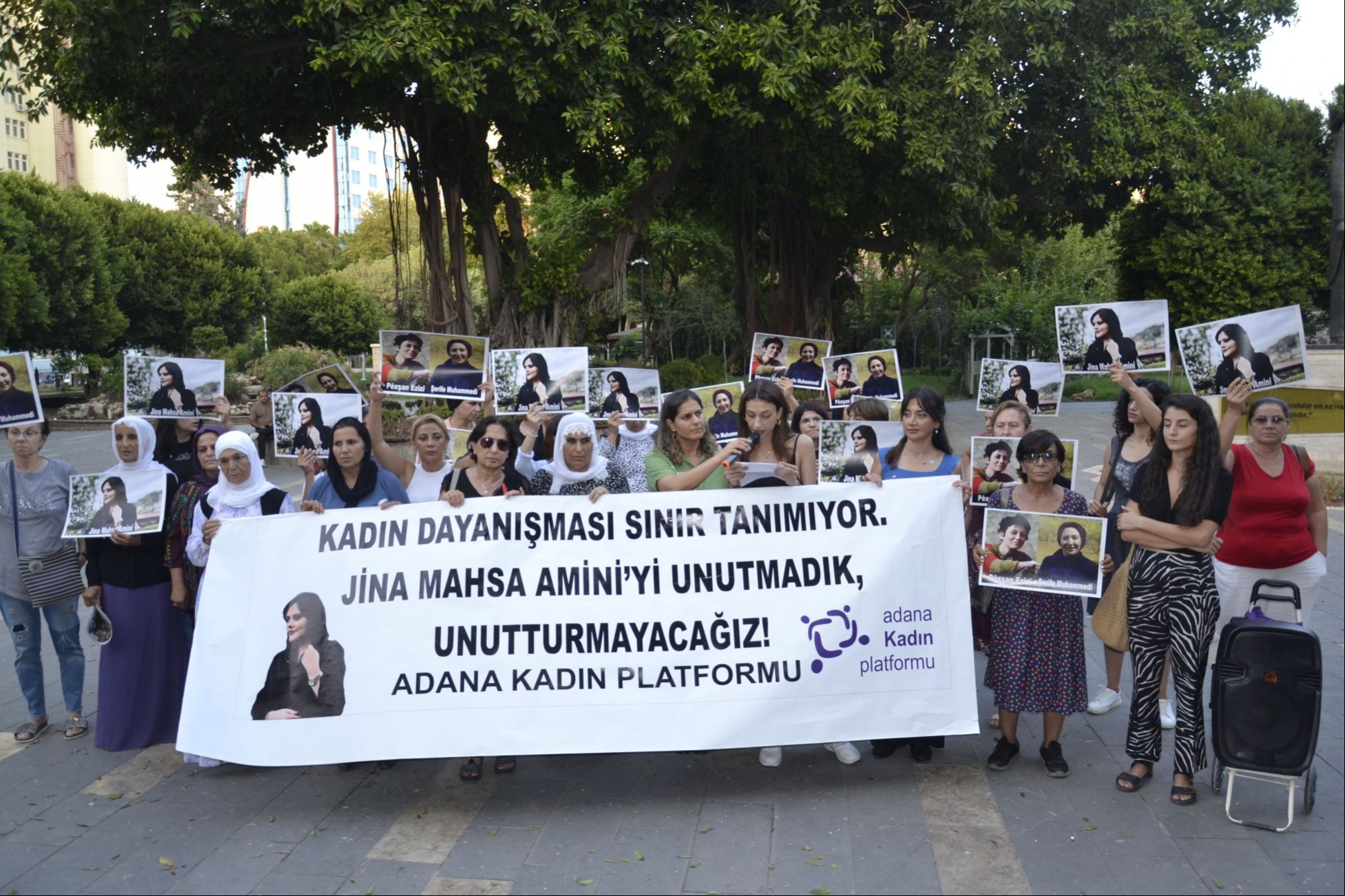 Adana'da Mahsa Amini için yürüyen kadınlar.