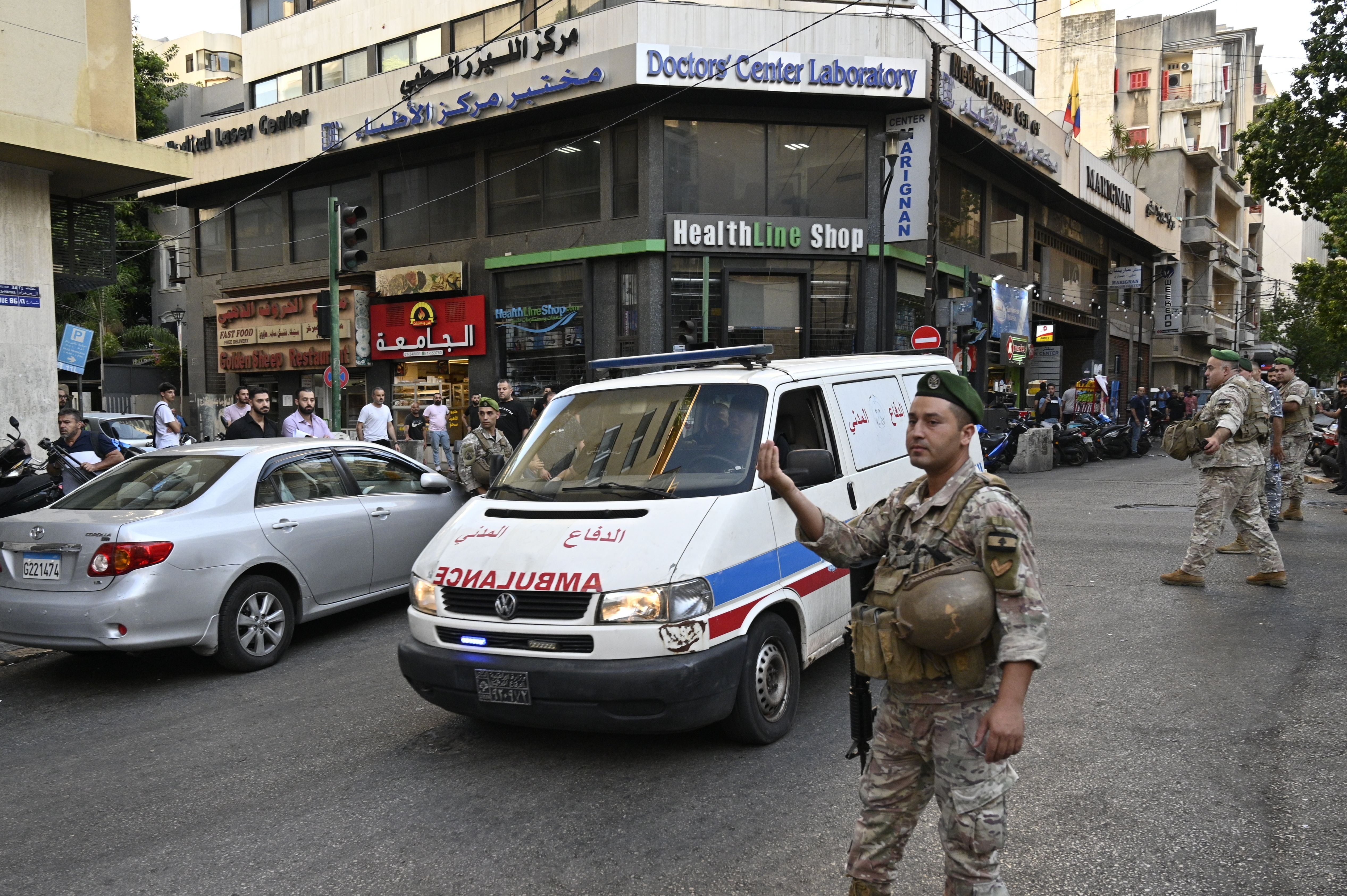 Lübnan'da bir ambulans, asker