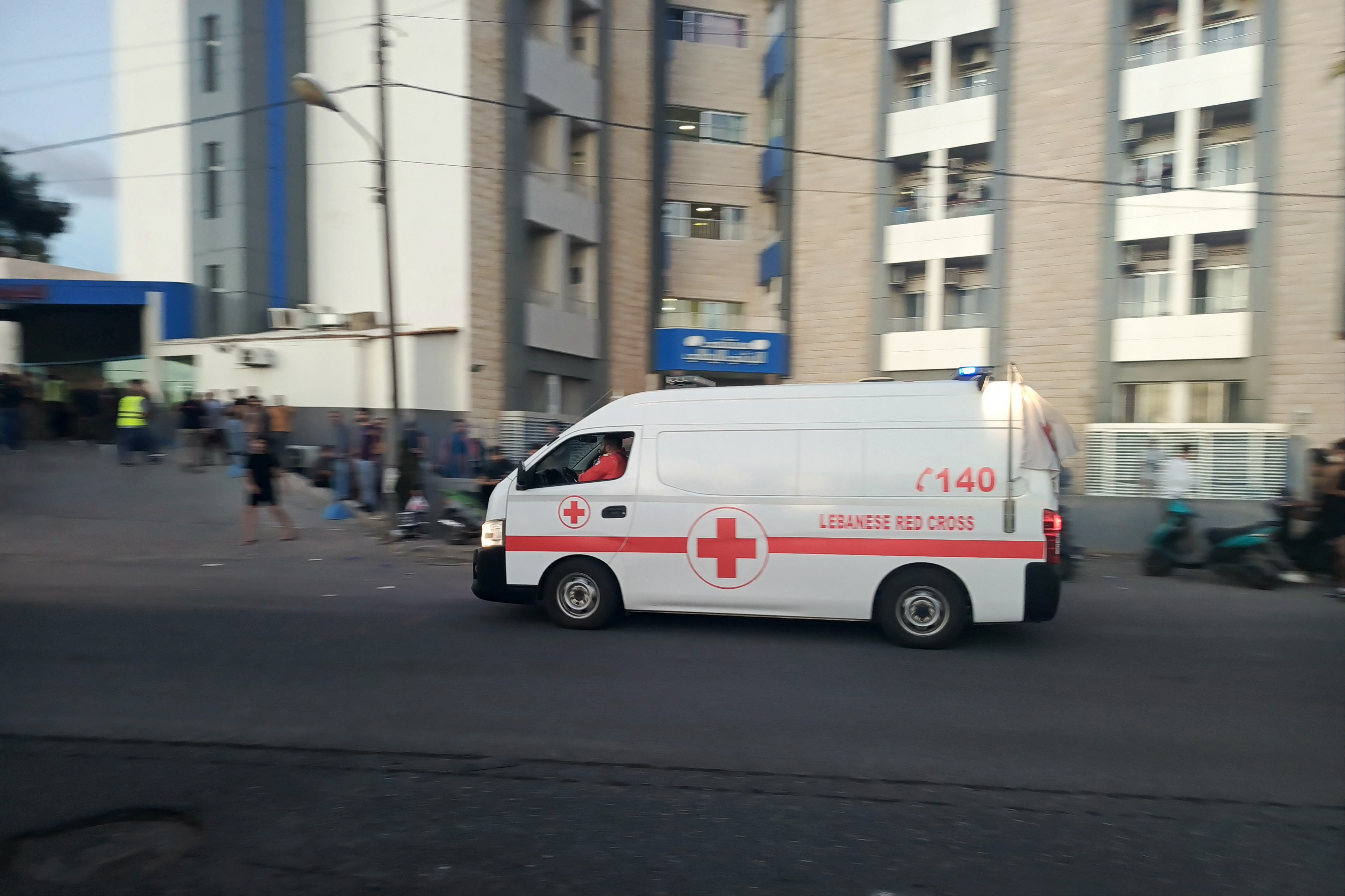 Lübnan'da bir hastane girişi, ambulans