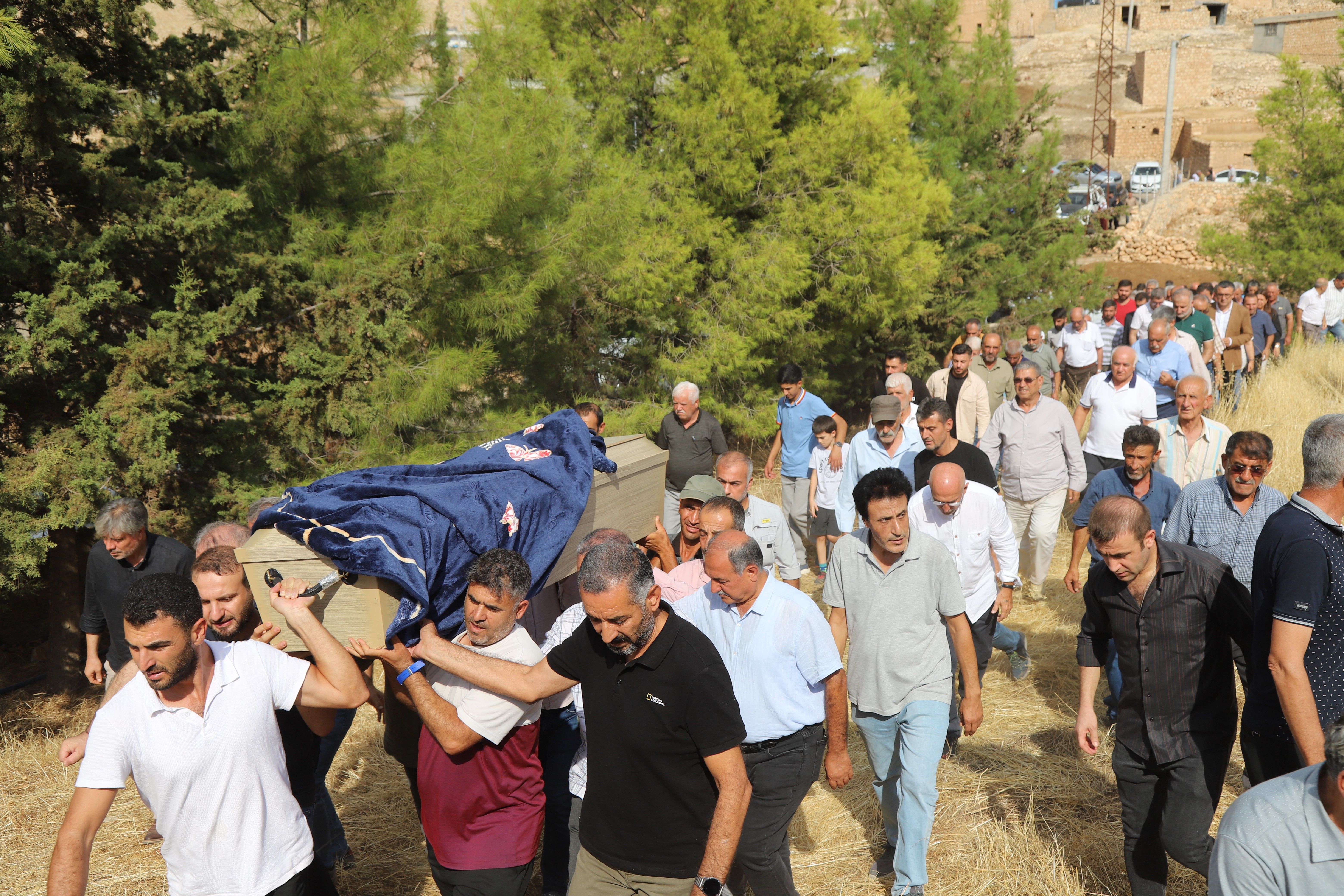 Anter Anter'in tabutu kalabalık tarafından taşınıyor