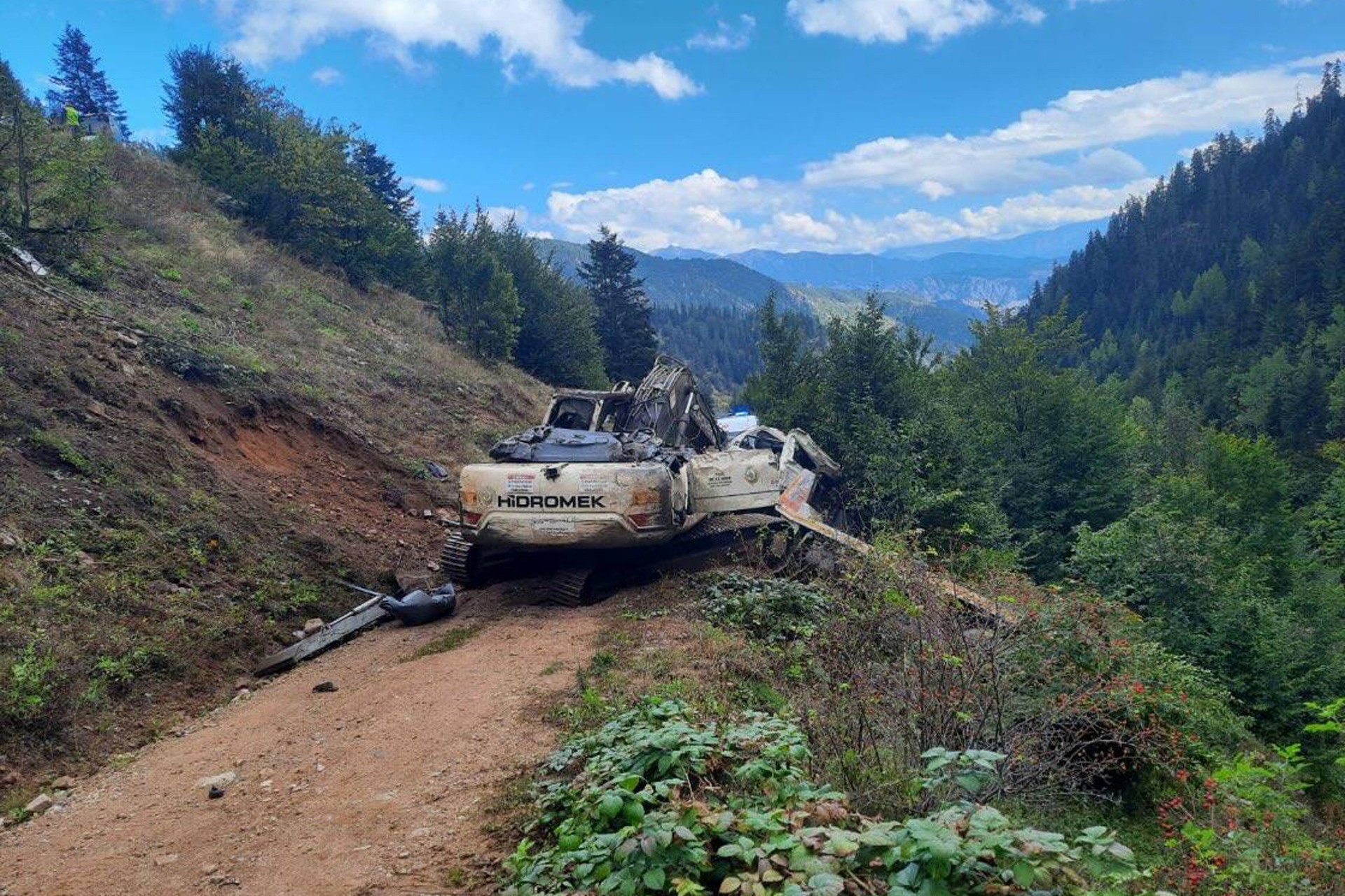 Artvin'de iş makinesi taşıyan kamyonun uçuruma devrildi