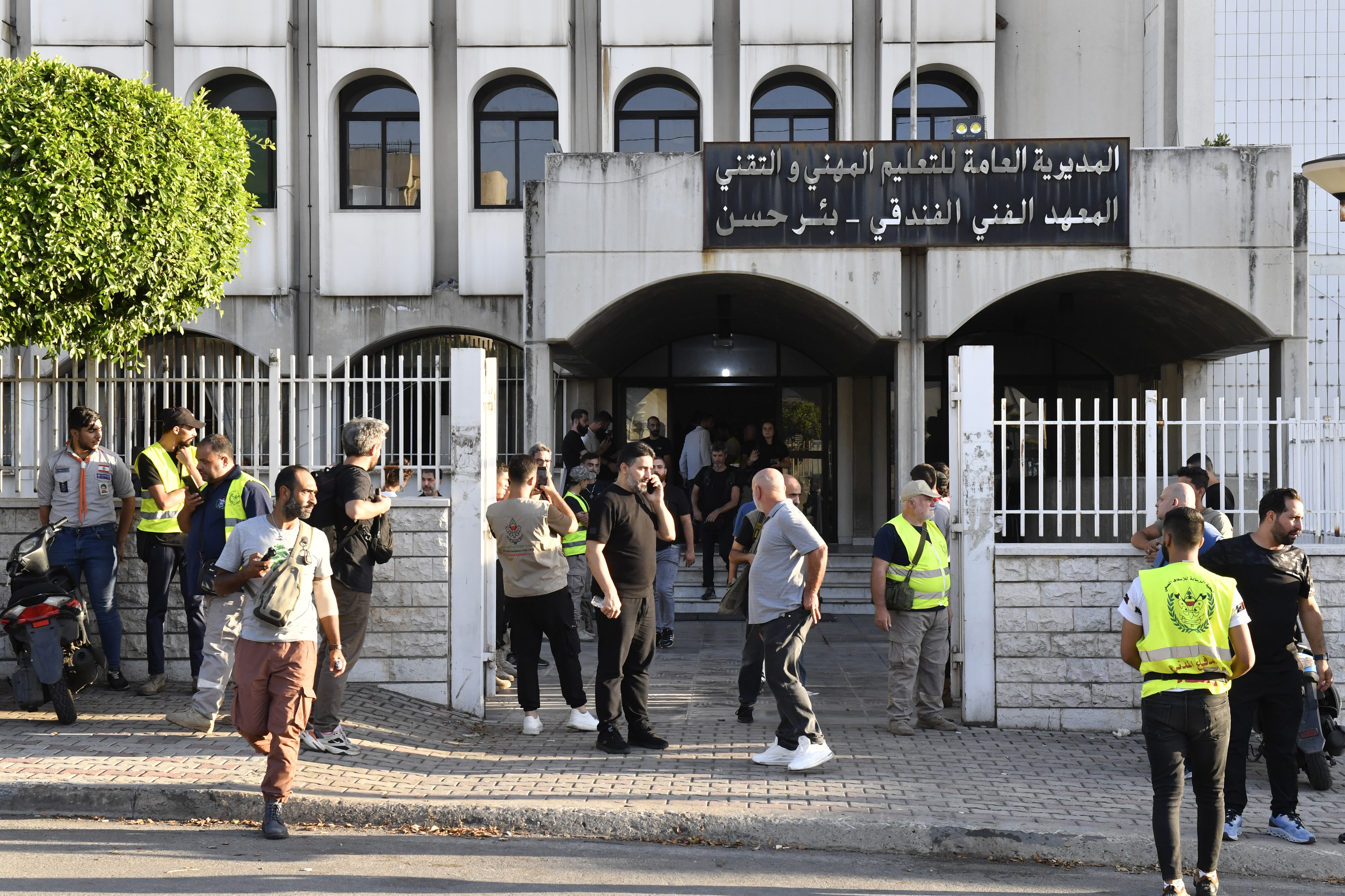 İsrail'in saldırdığı Lübnan'da halk okullara sığındı