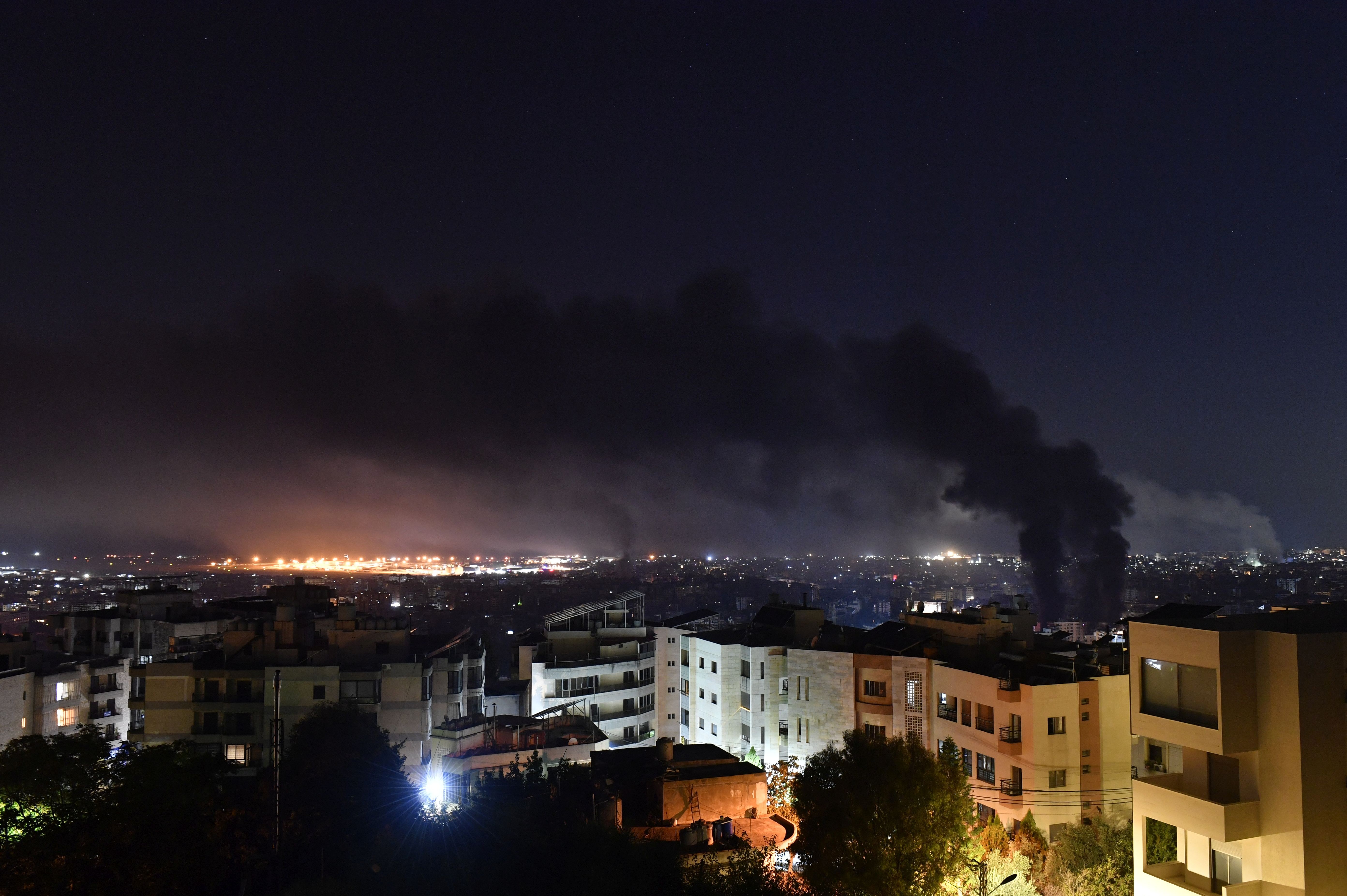 patlama sonrası şehrin üzerinde yükselen dumanlar