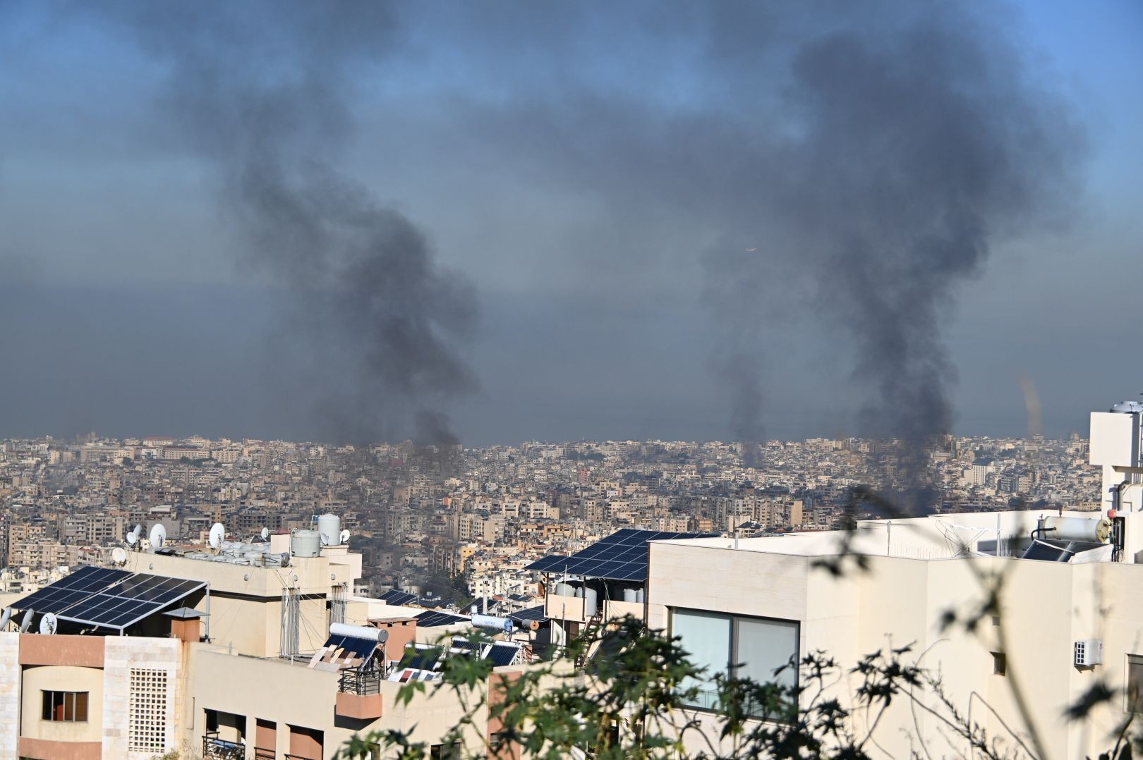 patlama sonrası şehrin üzerinde yükselen dumanlar