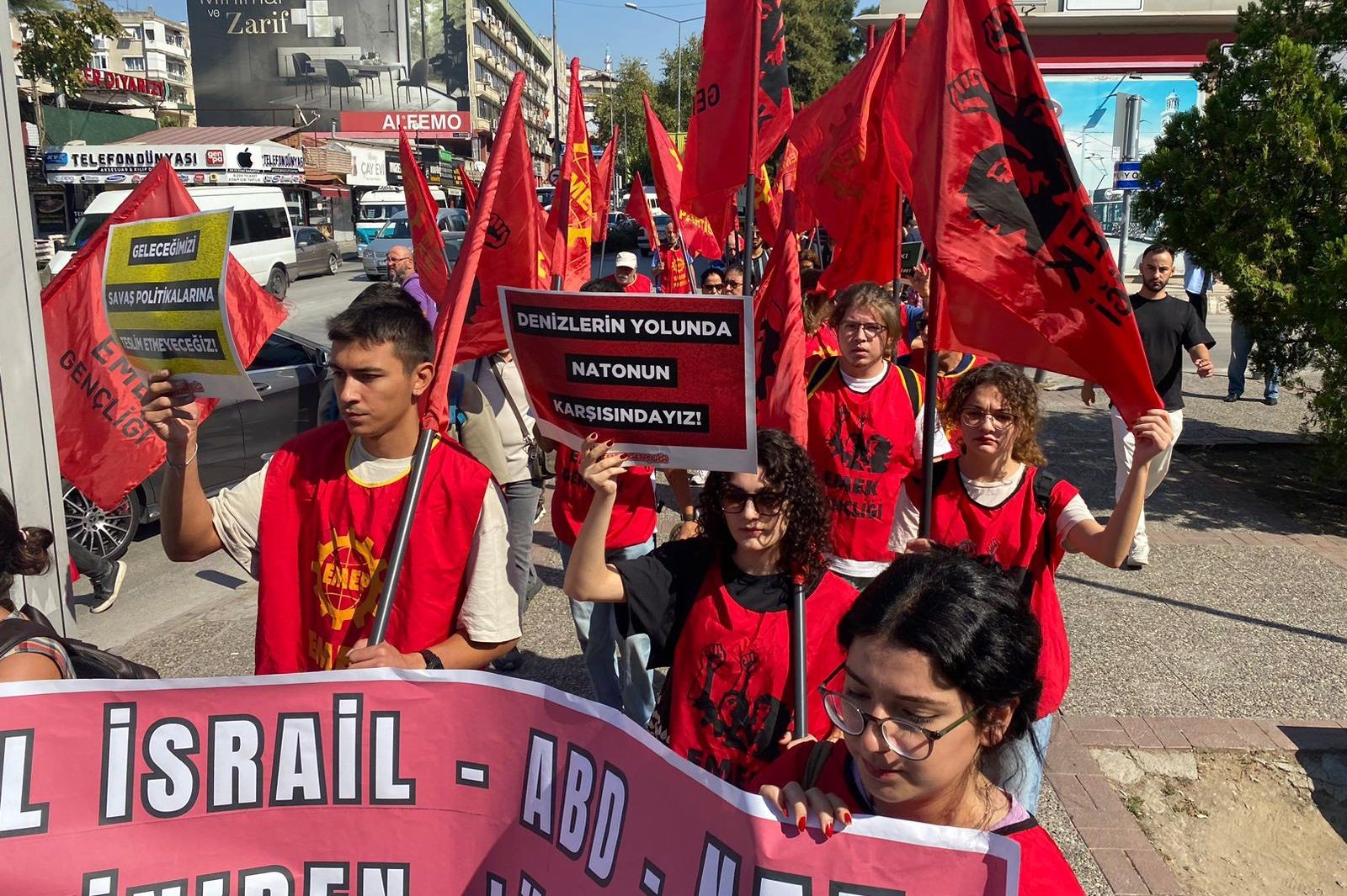 Denizlerin Yolunda Natonun karşısındayız dövizi