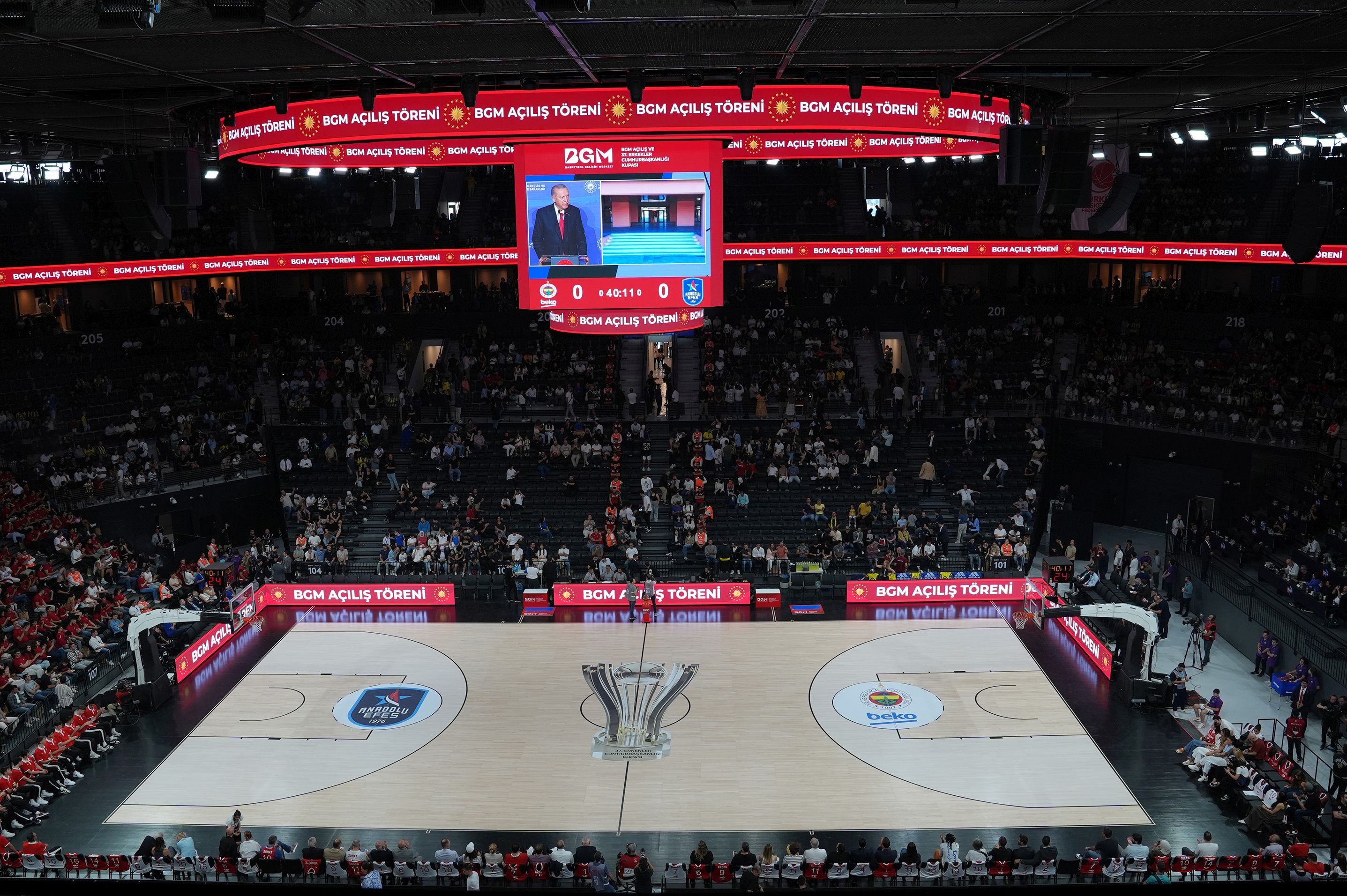 Erdoğan'ın görüntüsü dev ekranda, basket salonu, boş tribünler