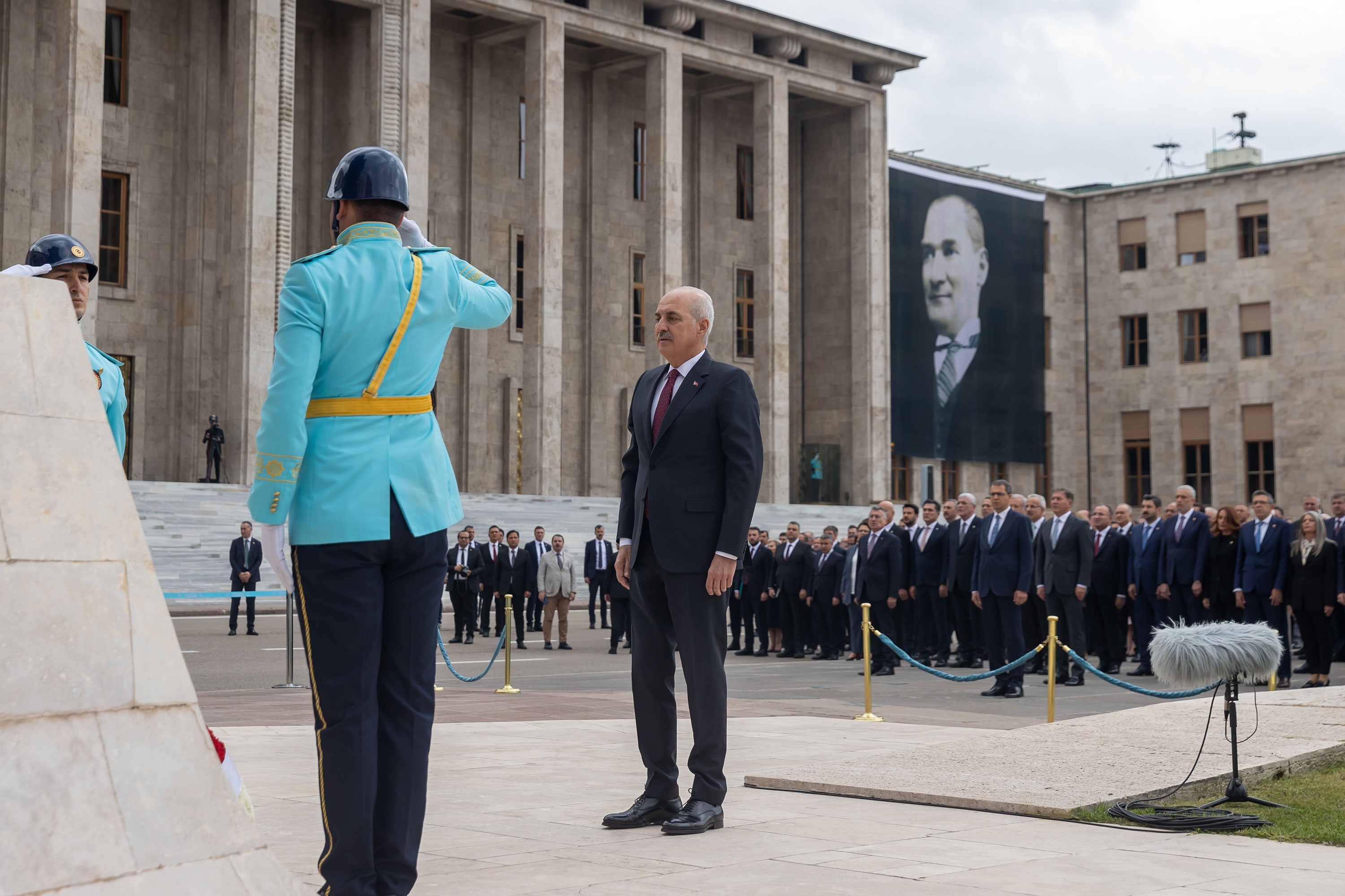 Numan Kurtulmuş, Meclis açılış töreninde anıta çelenk bıraktı