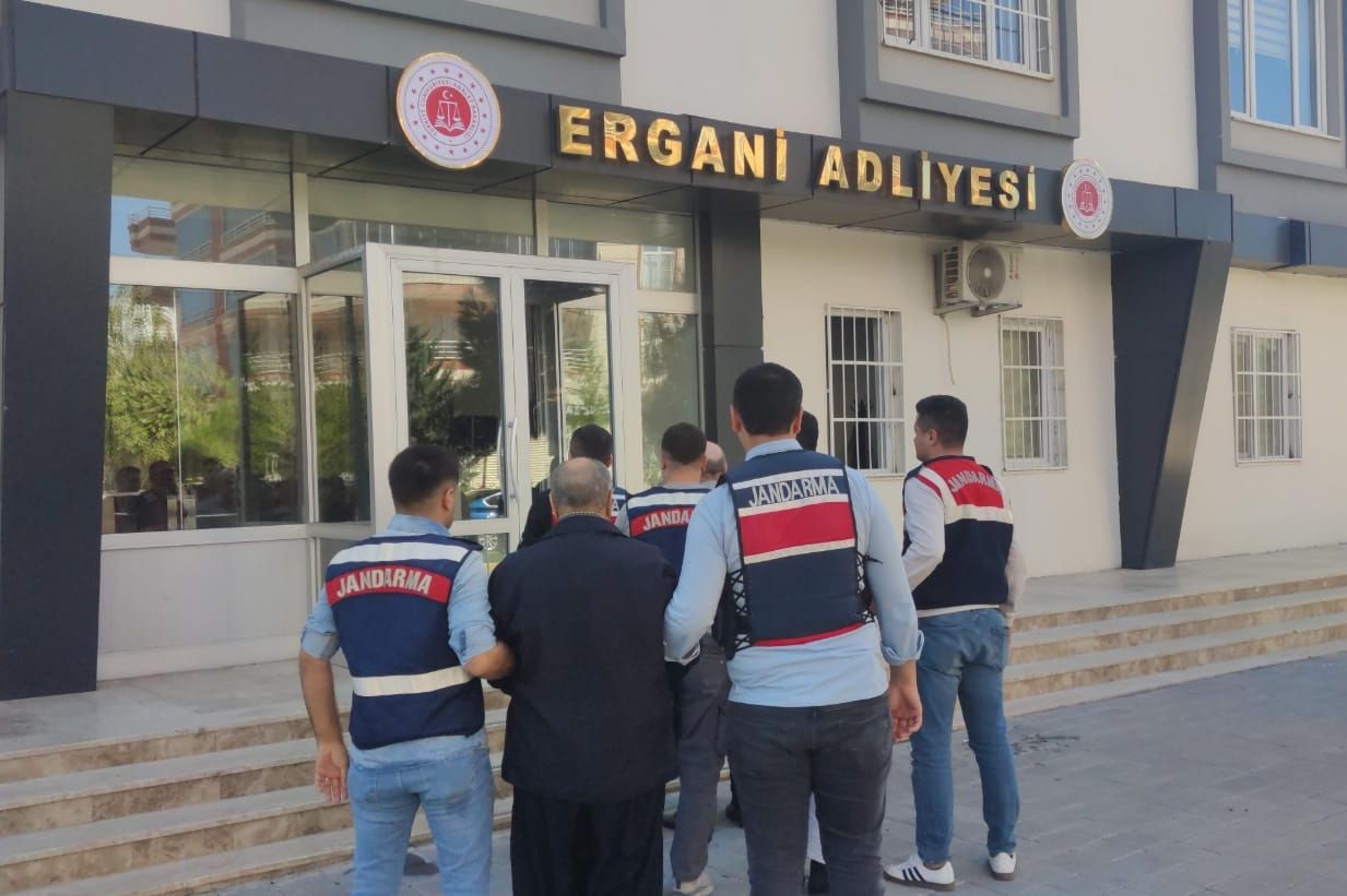 Demetin katili ergani adliyesine götürülürken