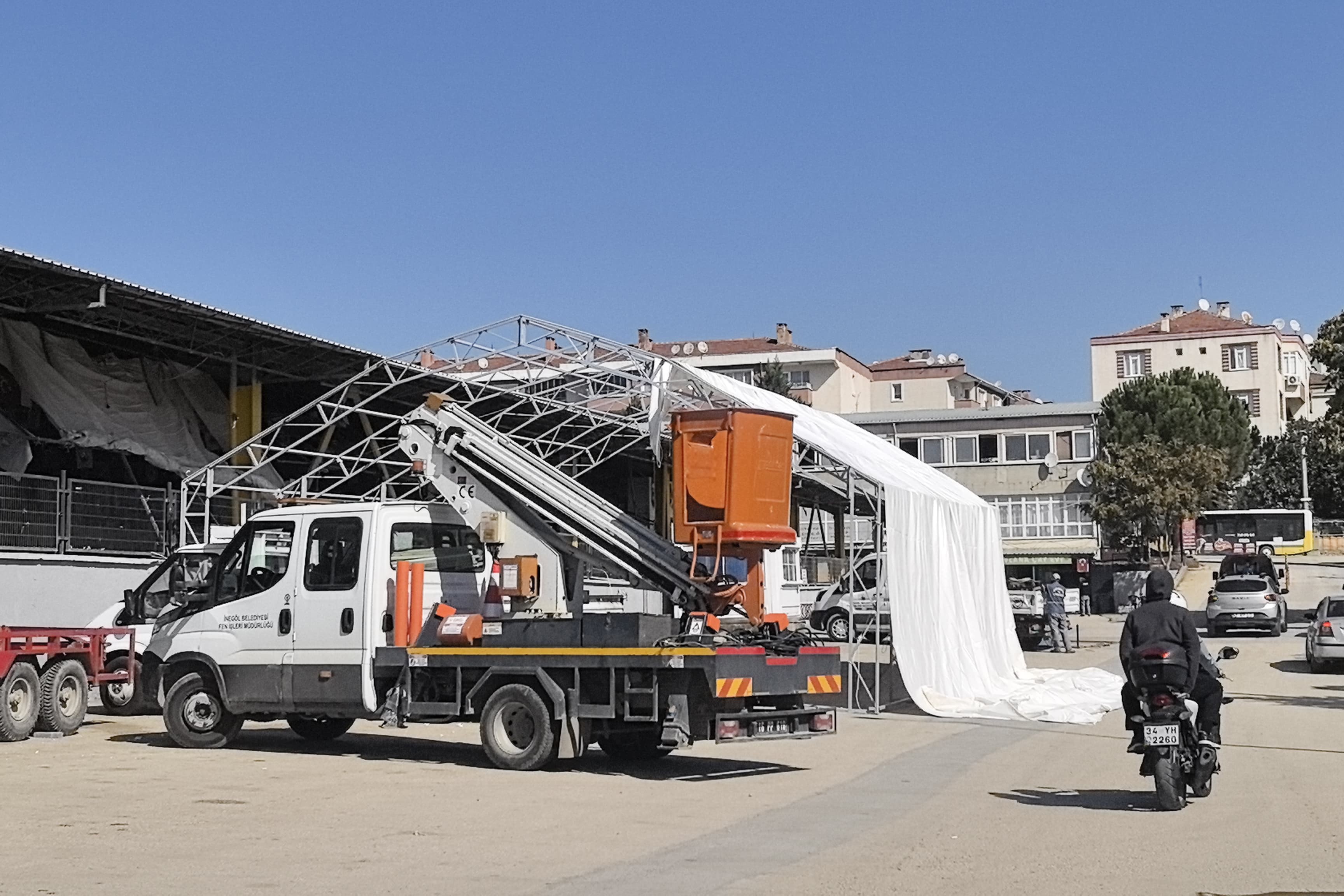 Bursa'da branda kurarken 5 metreden düşen işçi, ağır yaralandı