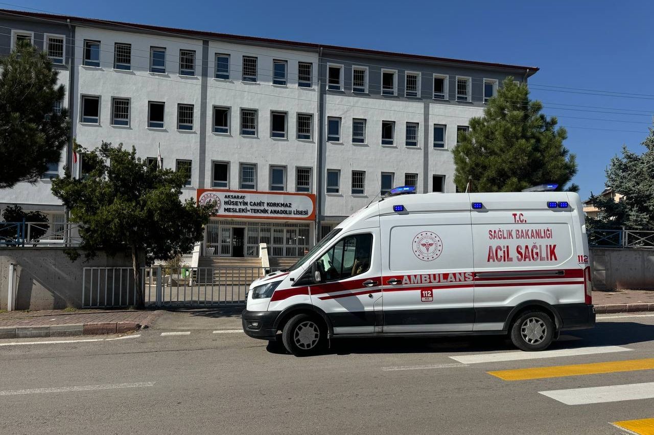 Meslek lisesi önünde ambulans