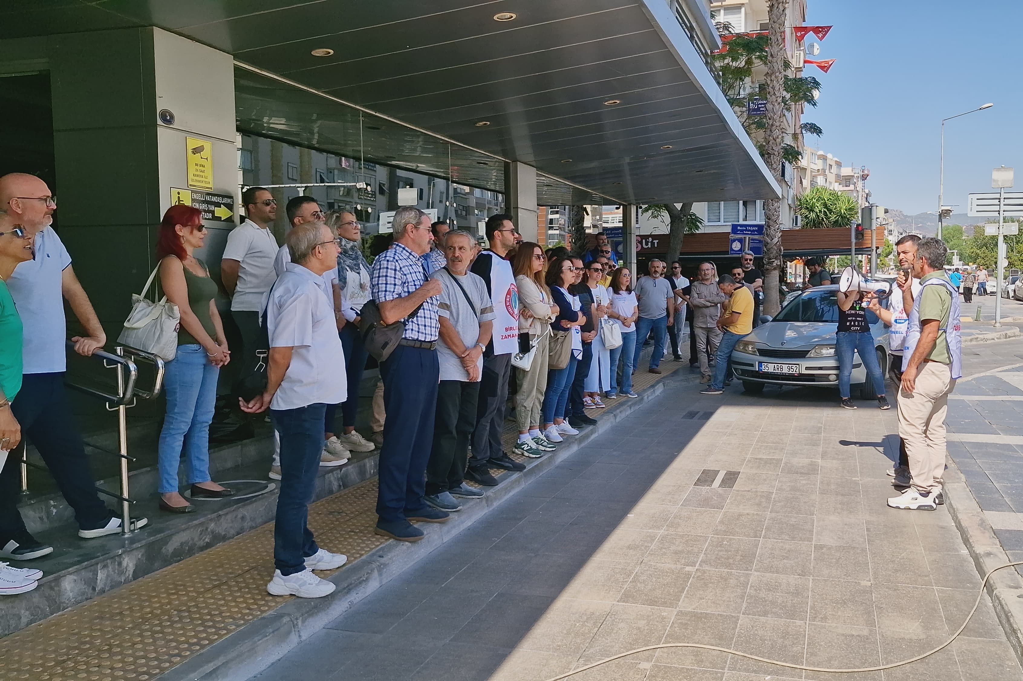 Karşıyaka belediyesi işçileri basın açıklaması yaptı