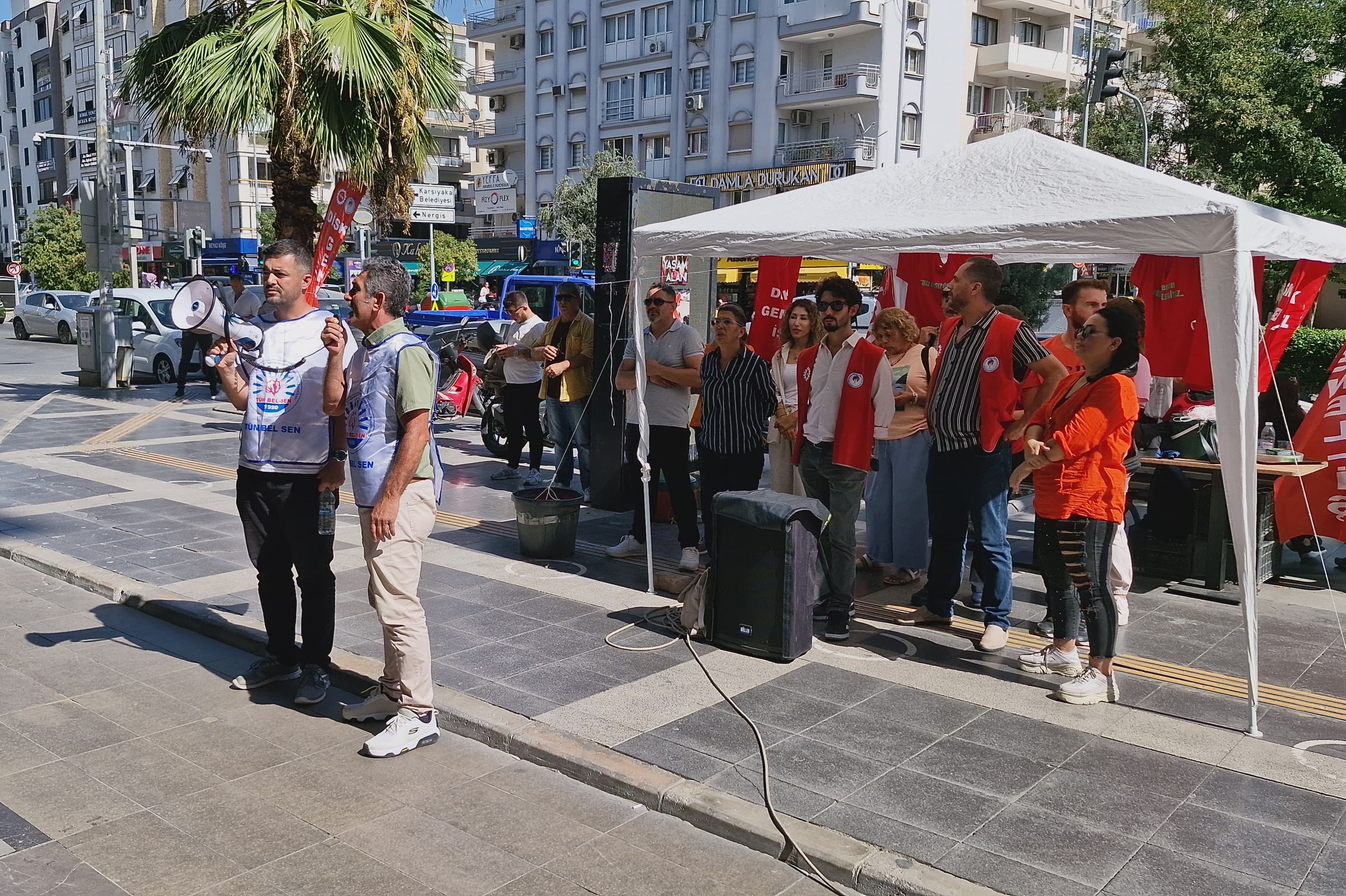 Karşıyaka belediyesi emekçileri basın açıklaması yapıyor