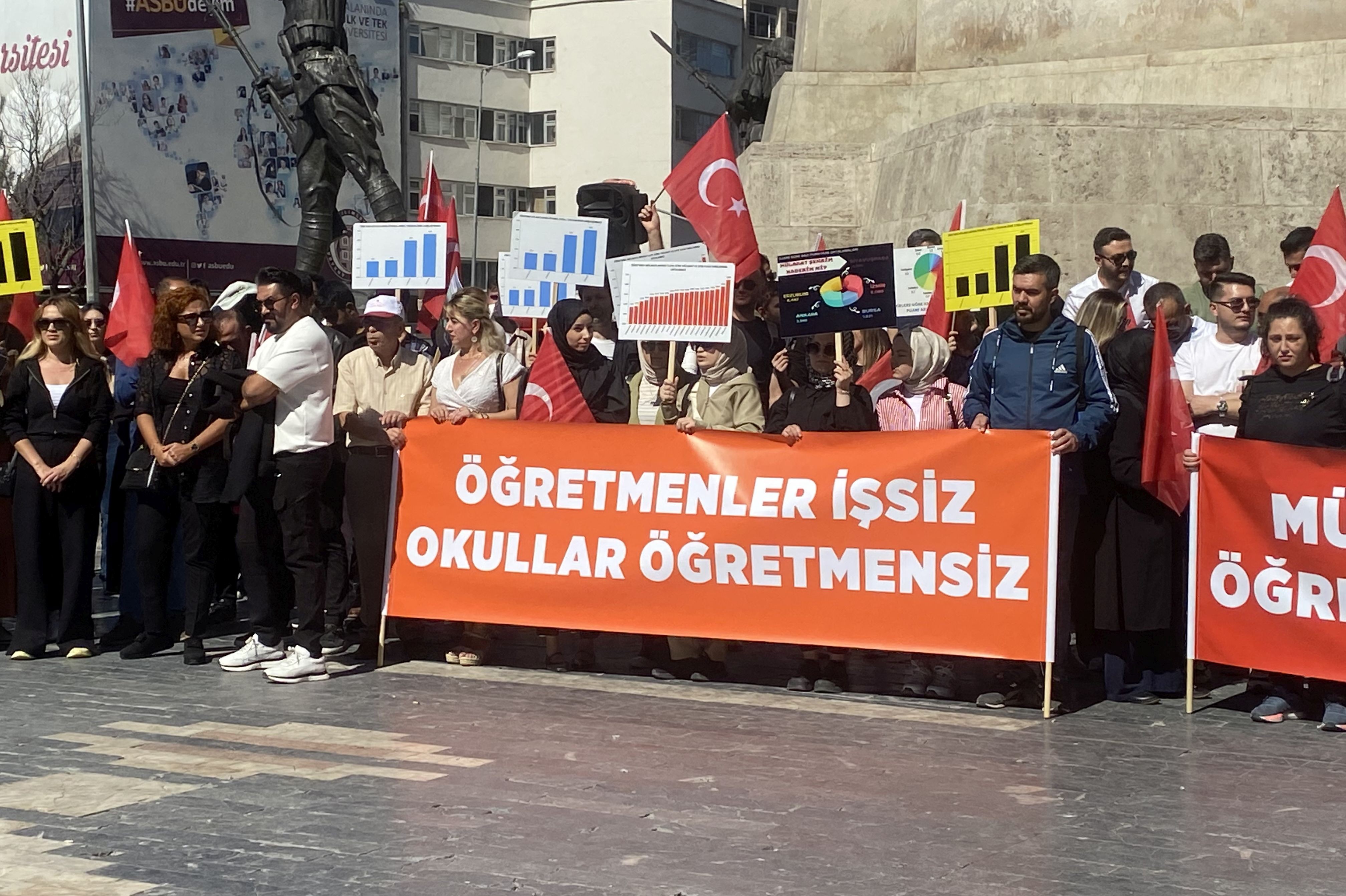 Öğretmenler işsiz okullar öğretmensiz pankartı ile açıklama