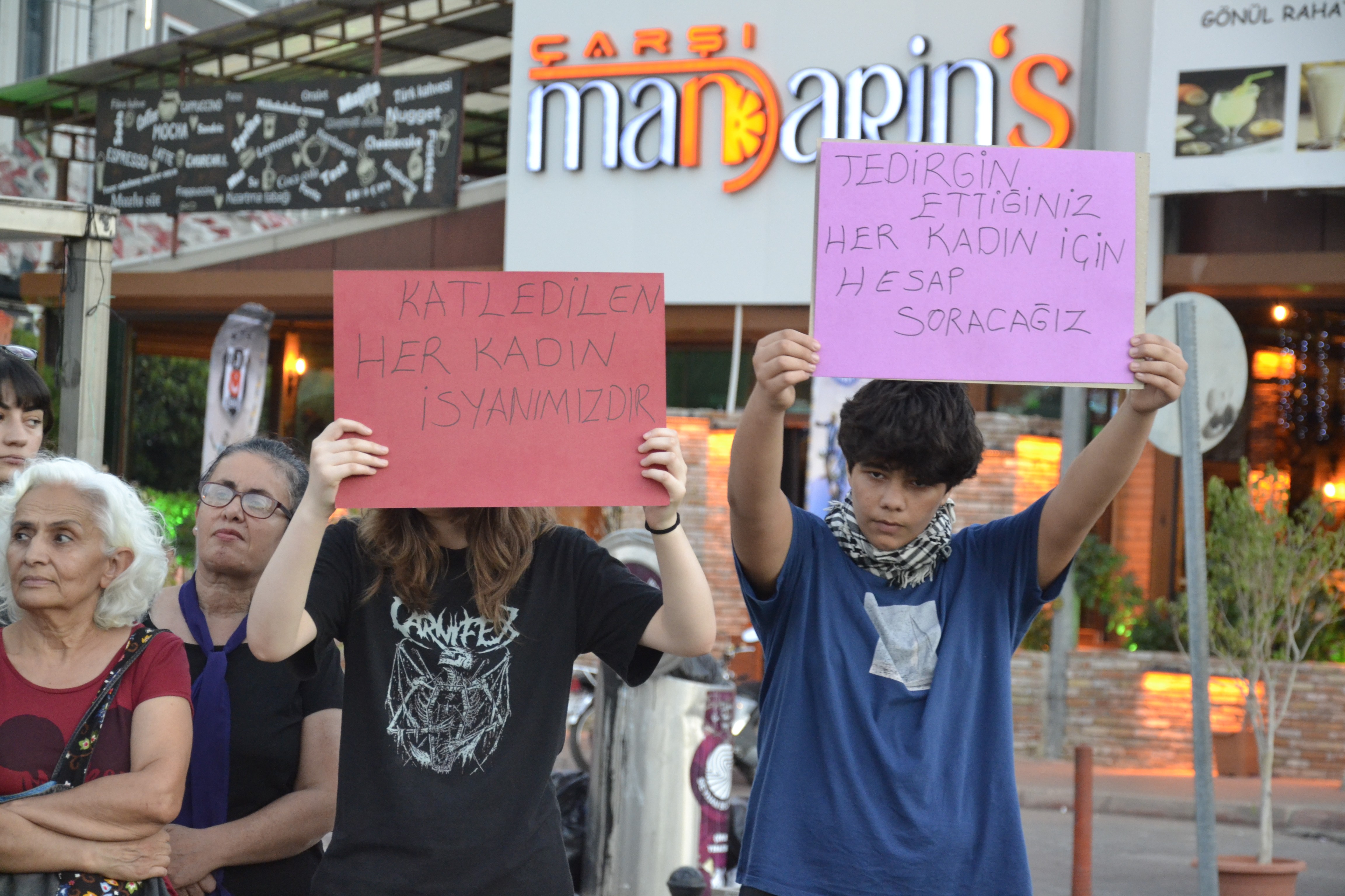 Adana'da kadın cinayetlerini protesto