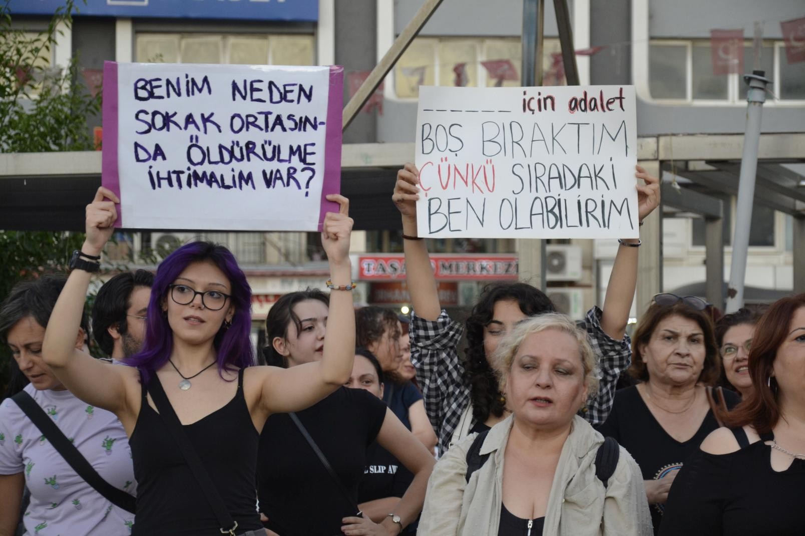 Adana'da kadın cinayetlerini protesto