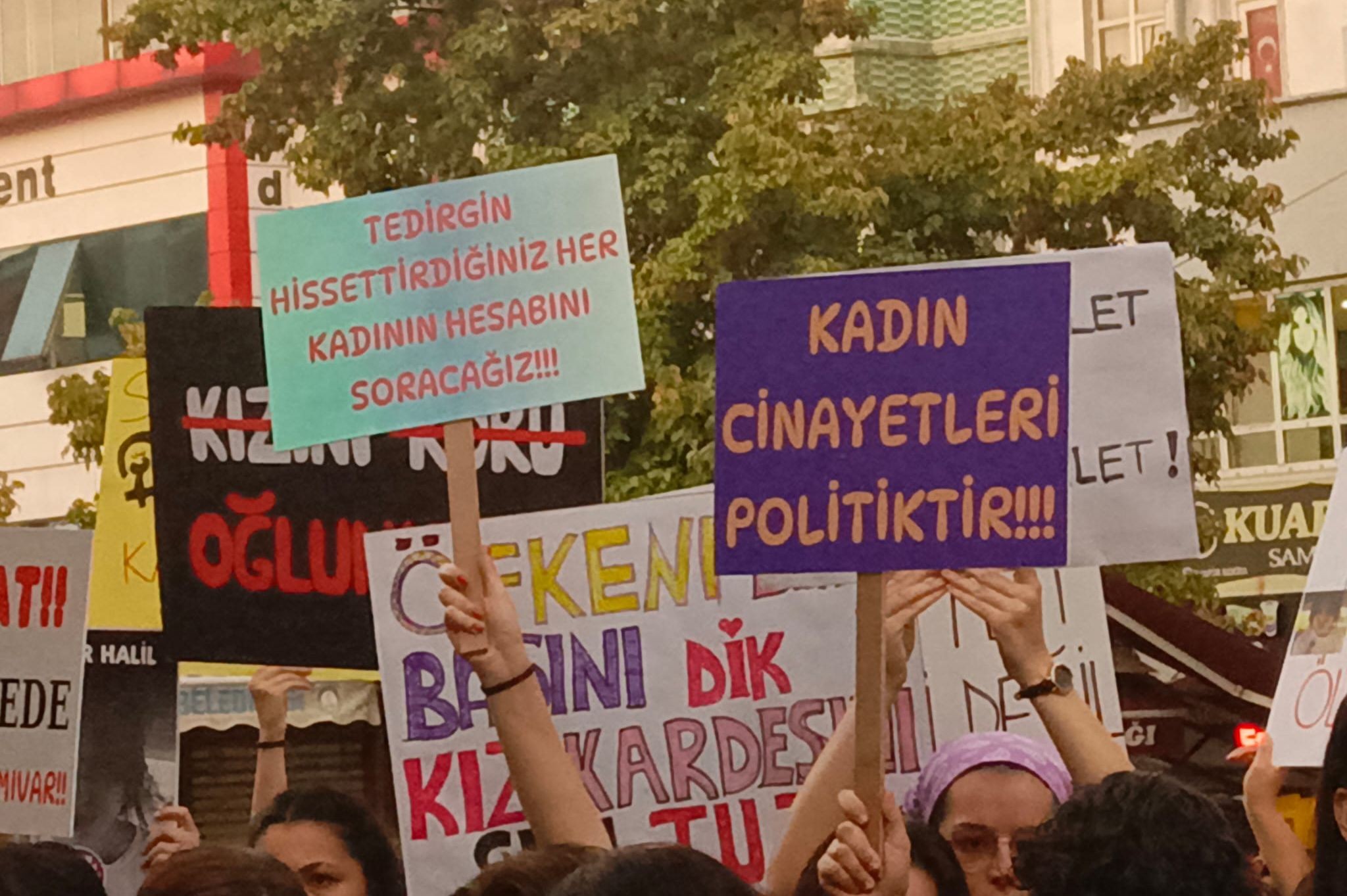 kadın cinayetlerine tepkilerin yazıldığı kartonlar