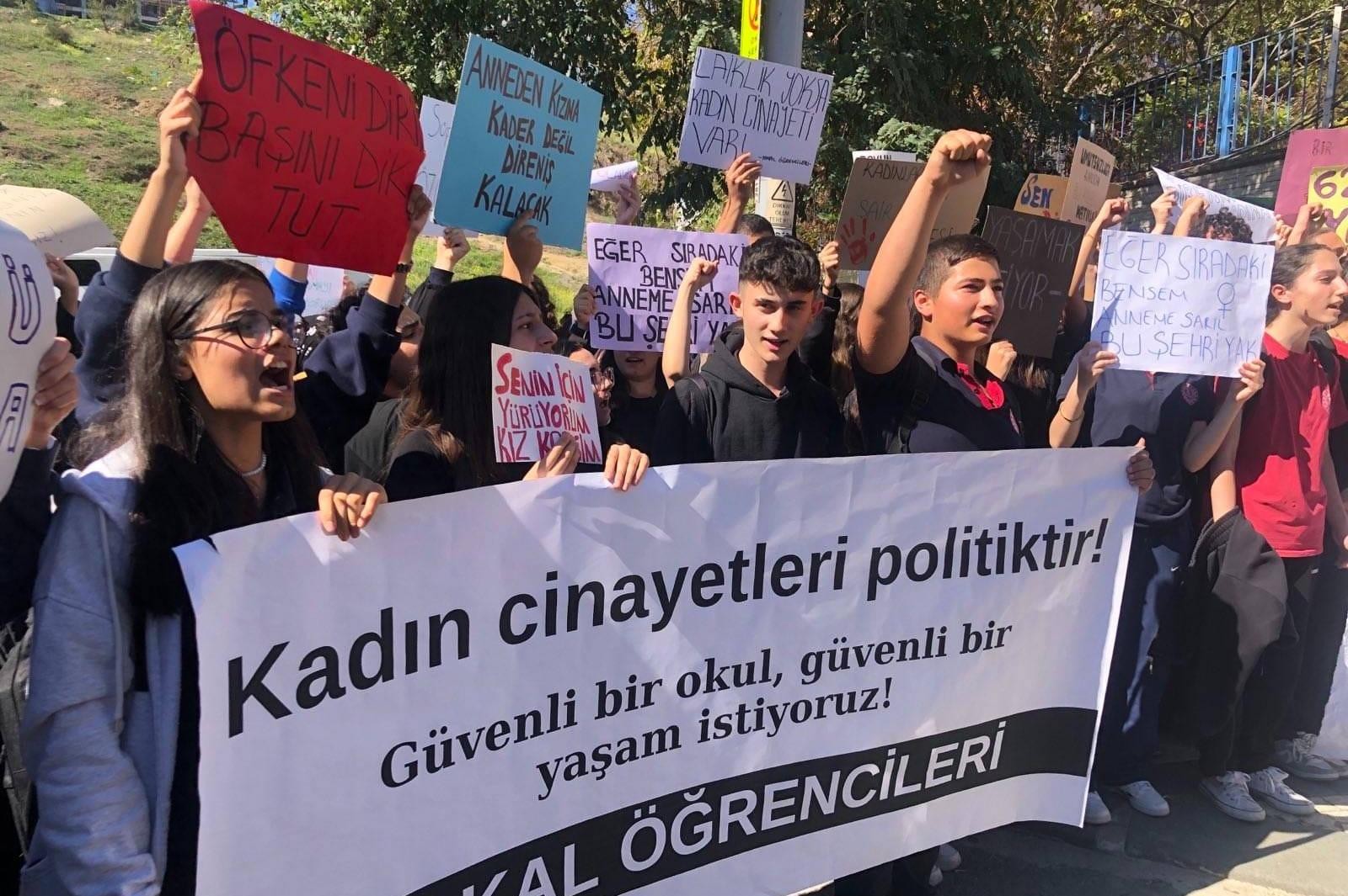 Şair Abay Konanbay Anadolu Lisesi öğrencileri kadın cinayetleri protestosu