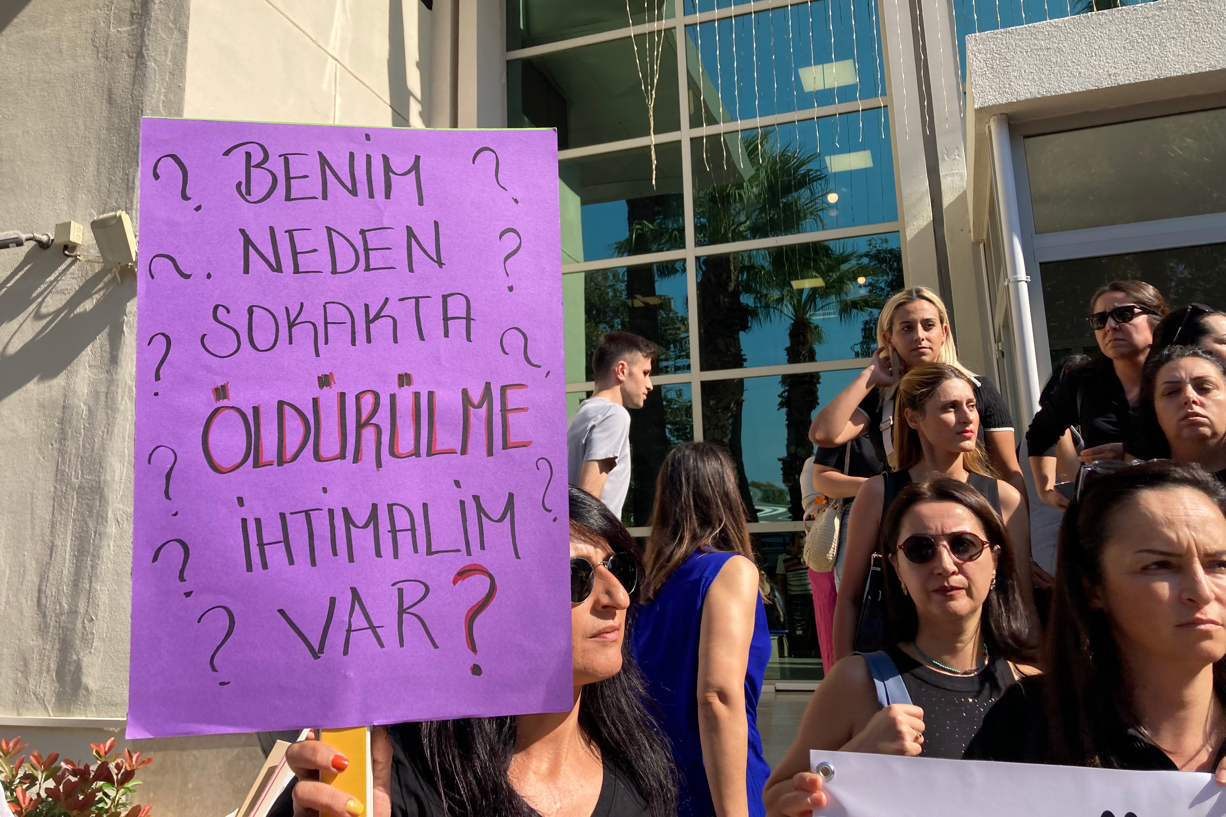 İzmir büyükşehir belediyesi çalışanları kadın cinayetlerine karşı açıklama yaptı 