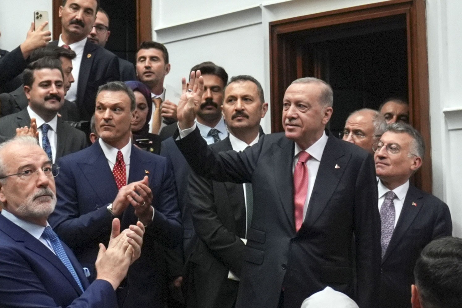 AKP'liler tarafından alkışlanan  Recep Tayyip Erdoğan rabia selamı verirken