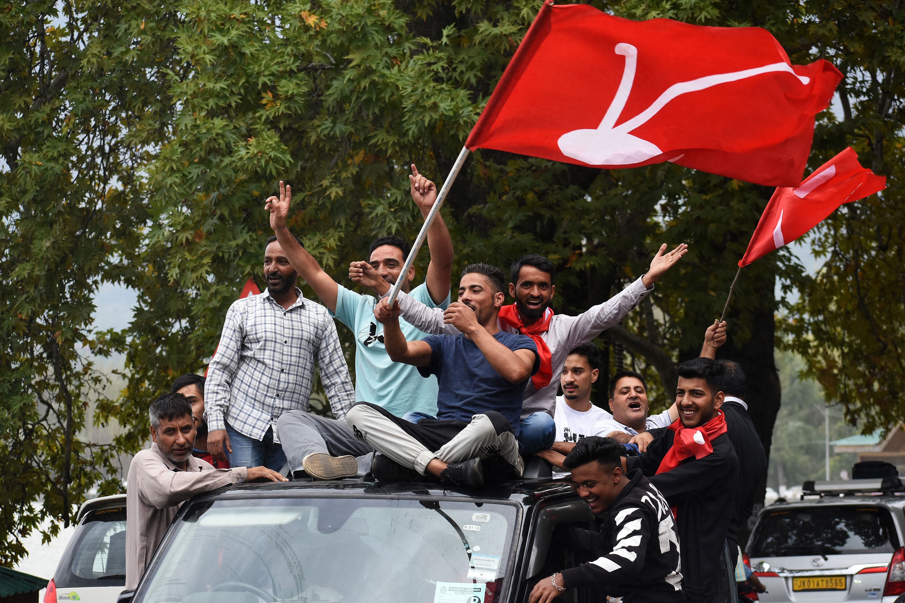 Keşmir Ulusal Konferans Partisi destekçileri, Srinagar şehrinde gerçekleşen seçimlerin ardından kutlama yaptı.