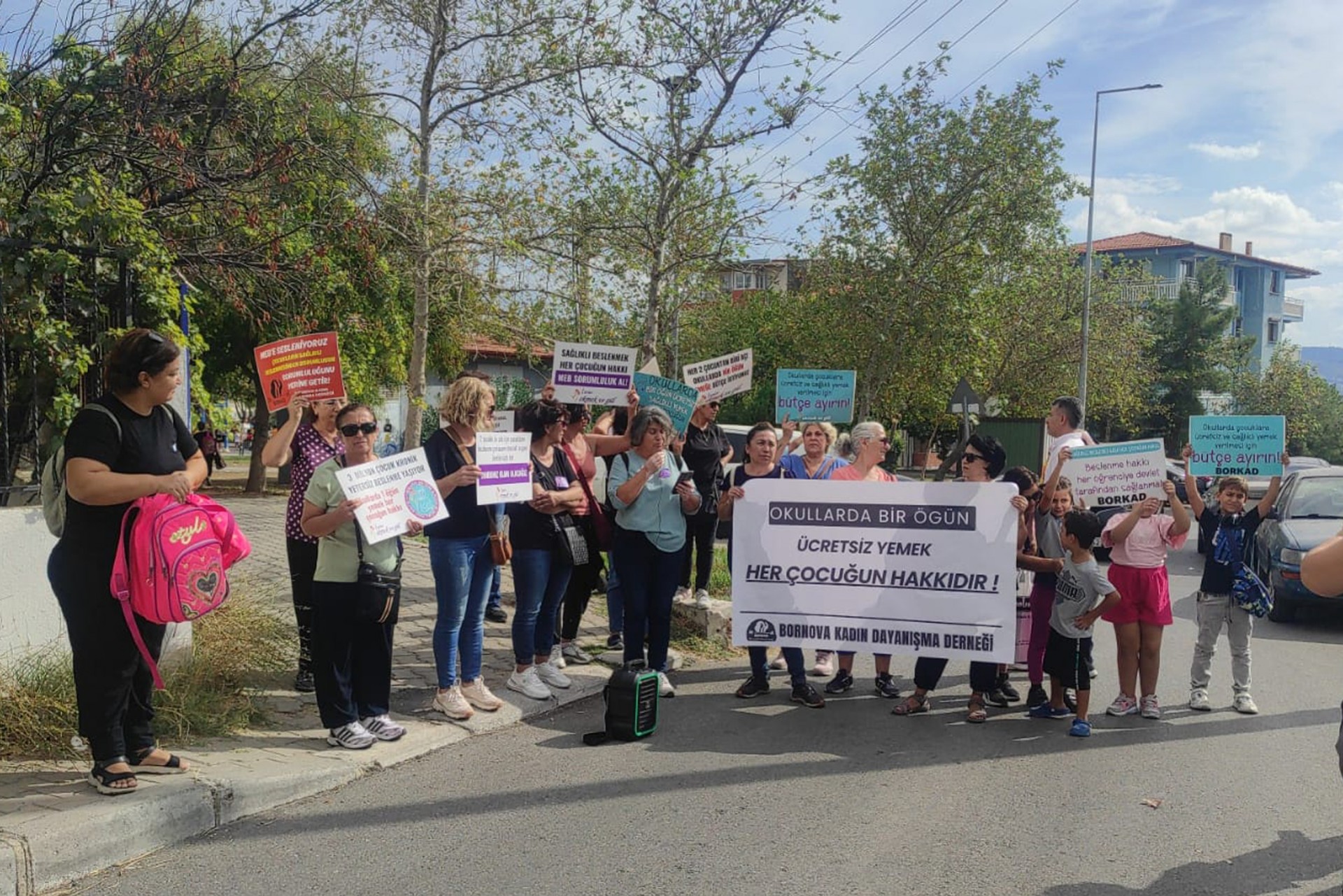 Bornova kadın dayanışma derneği 1 öğün ücretsiz yemek talebiyle açıklama yaptı 