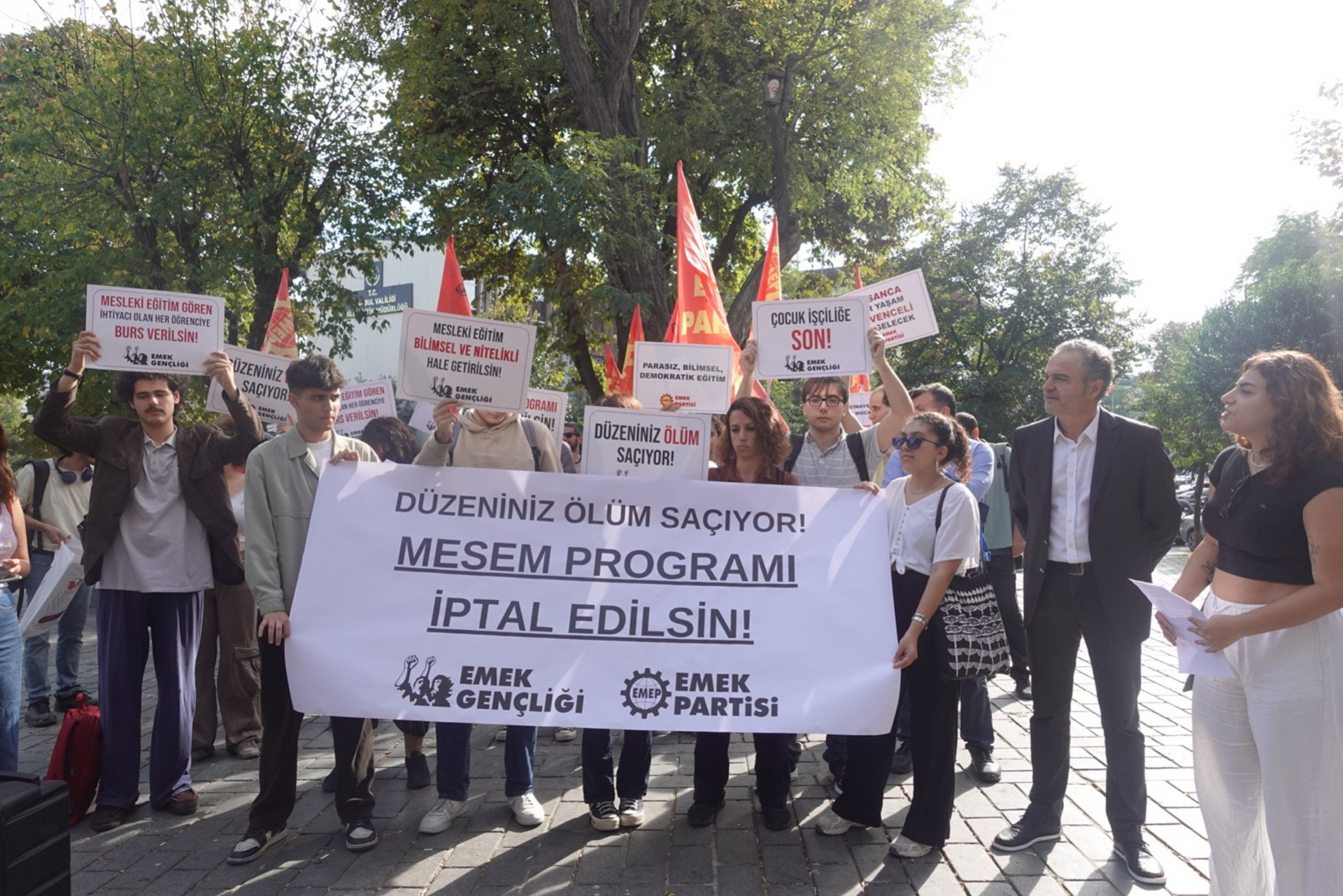 EMEP İstanbul İl Milli Eğitim önünde MESEM'e karşı açıklama yaptı 