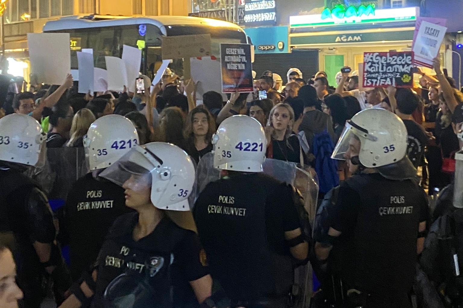 İzmir'de hayvan hakları savunucularına engel olan polis