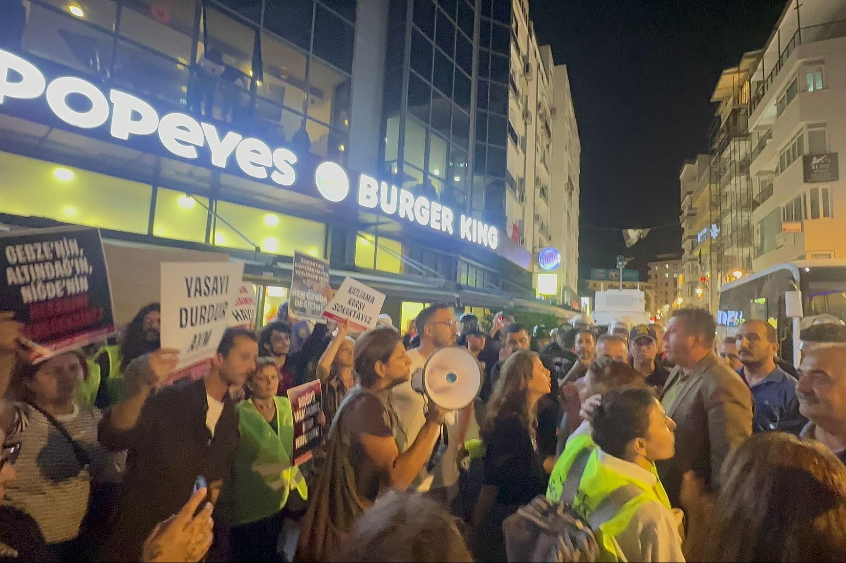 İzmir'de hayvan hakları savunucularına engel olan polis