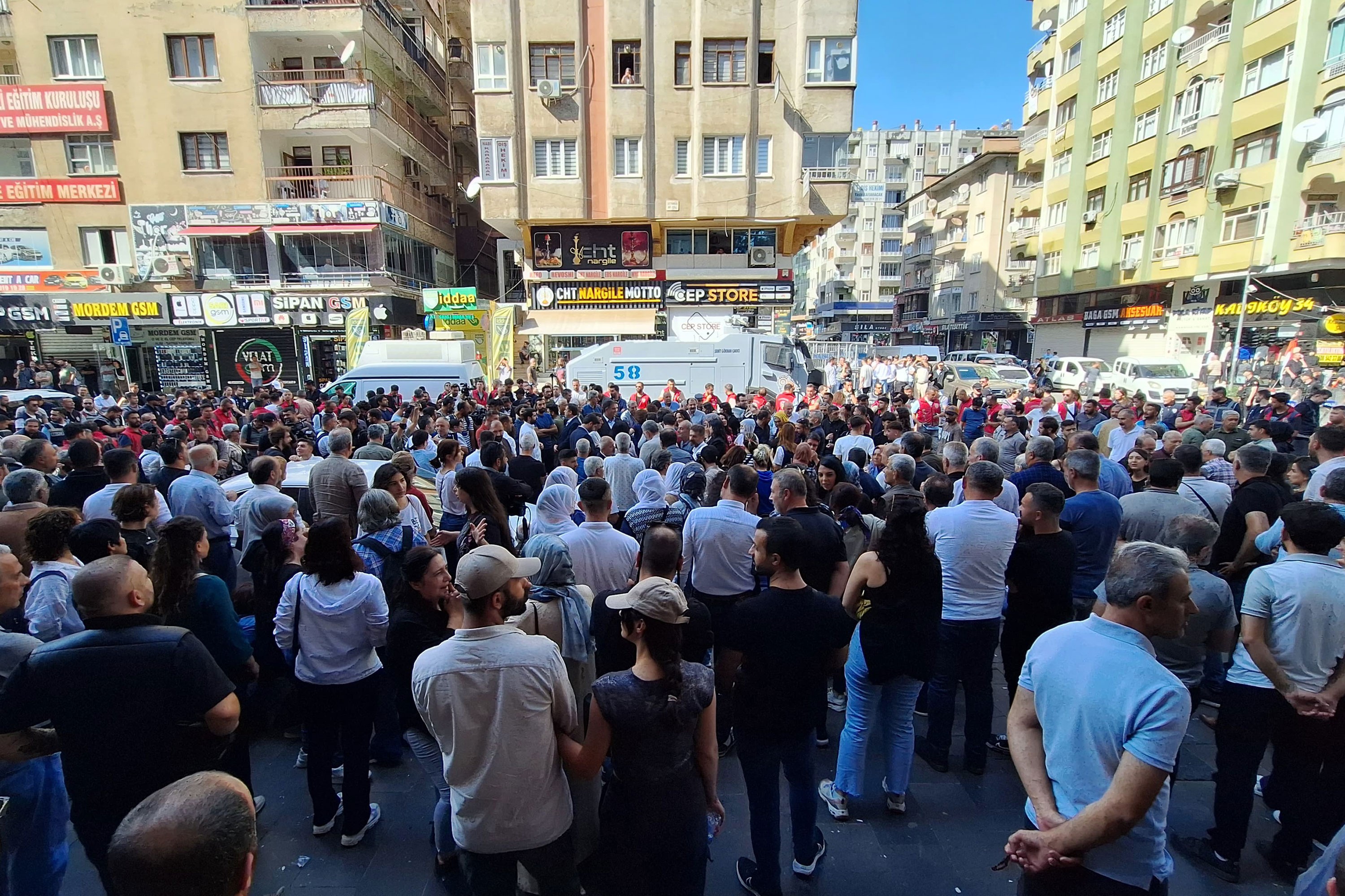 Diyarbakır'da miting için toplanan kitle polis barikatı önünde