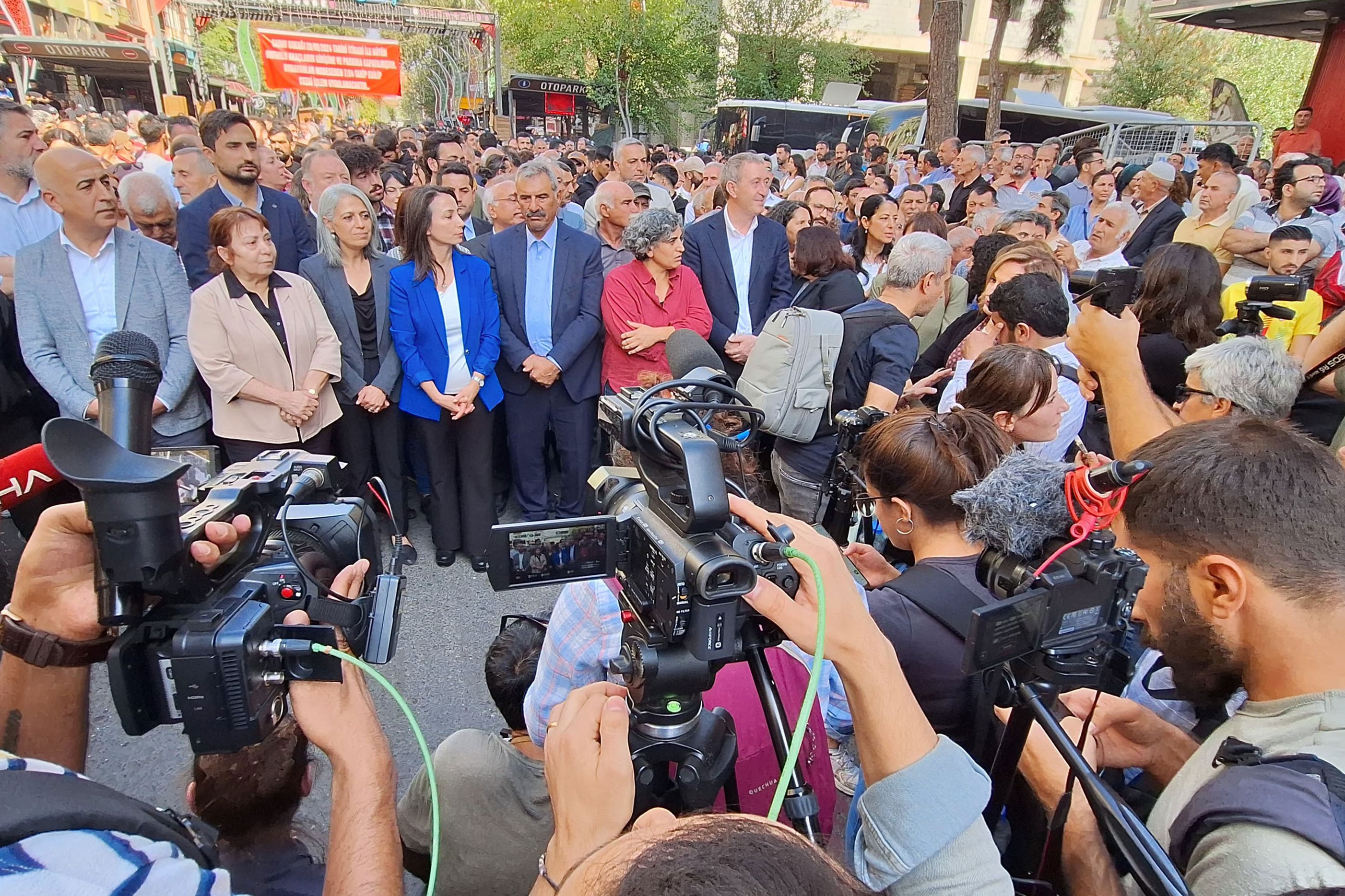 Diyarbakır'da miting için toplanan kitle polis barikatı önünde