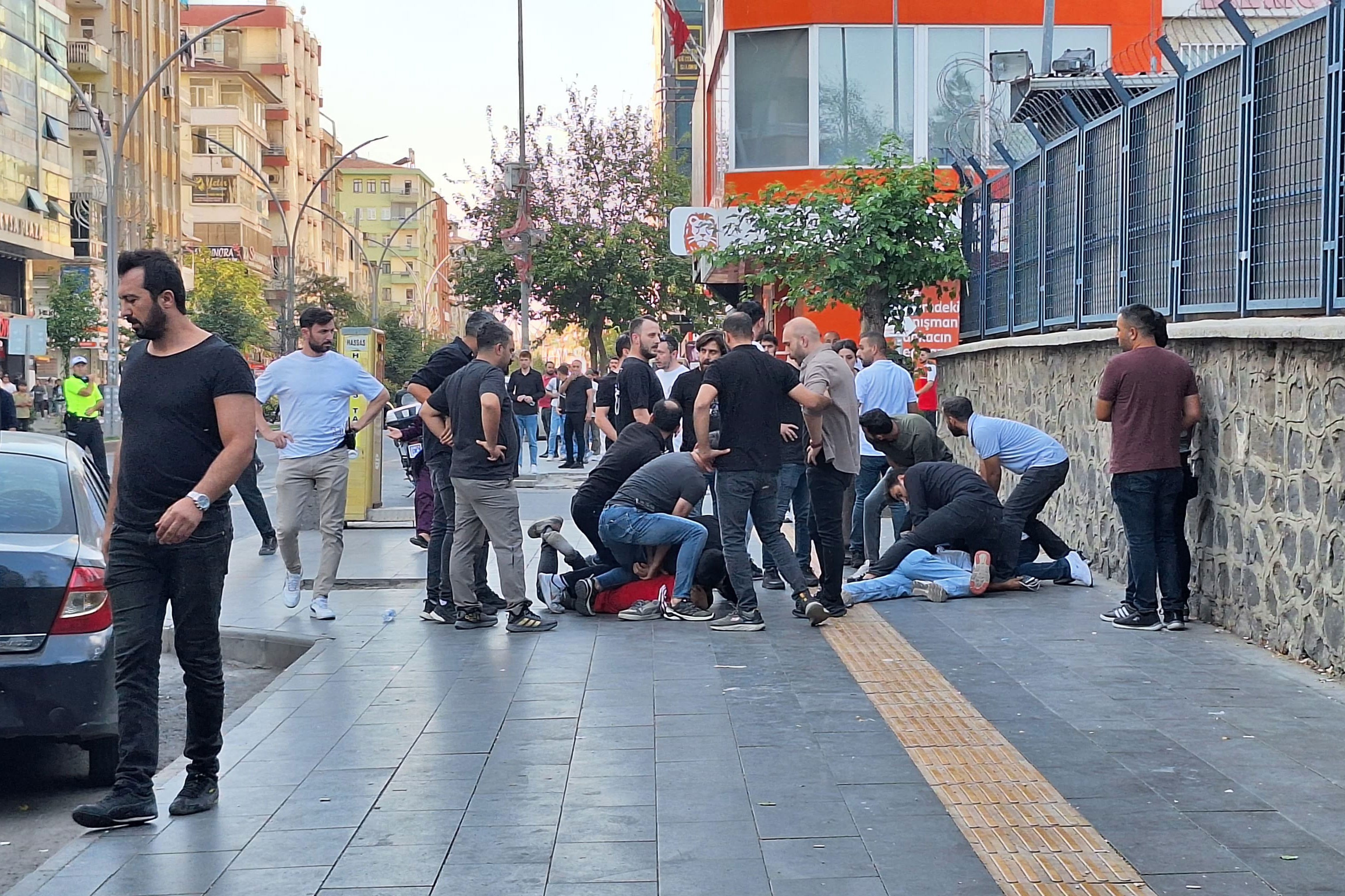 Diyarbakır'da miting için toplanan kitle polis barikatı önünde