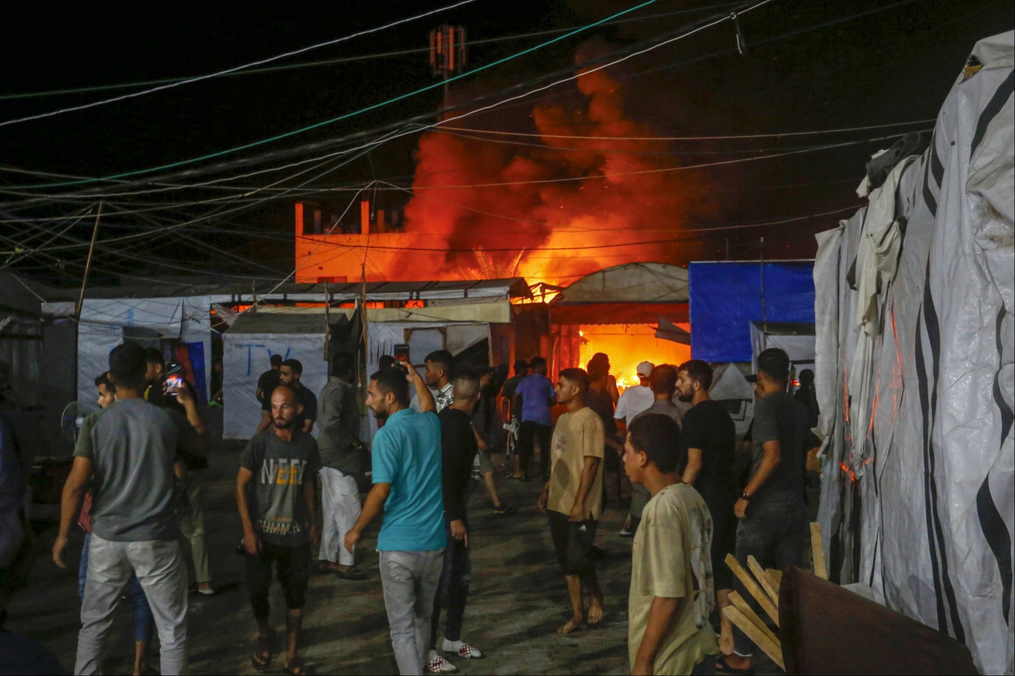 İsrail, Gazze'de hastane yerleşkesindeki yerinden edilmiş Filistinlilerin çadırlarını bombaladı.