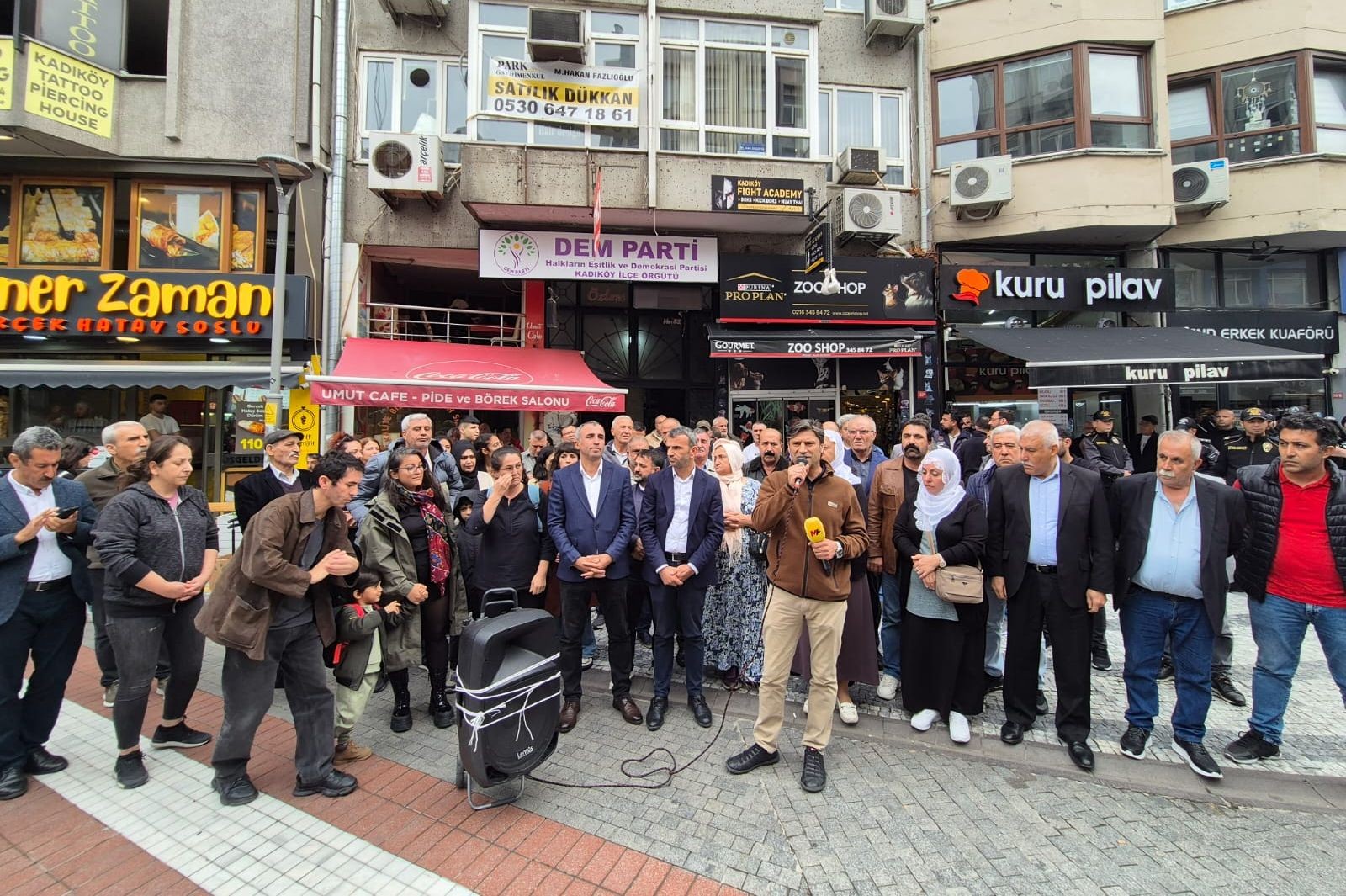 DEM Parti binası önünde açıklama yapmak isteyenler