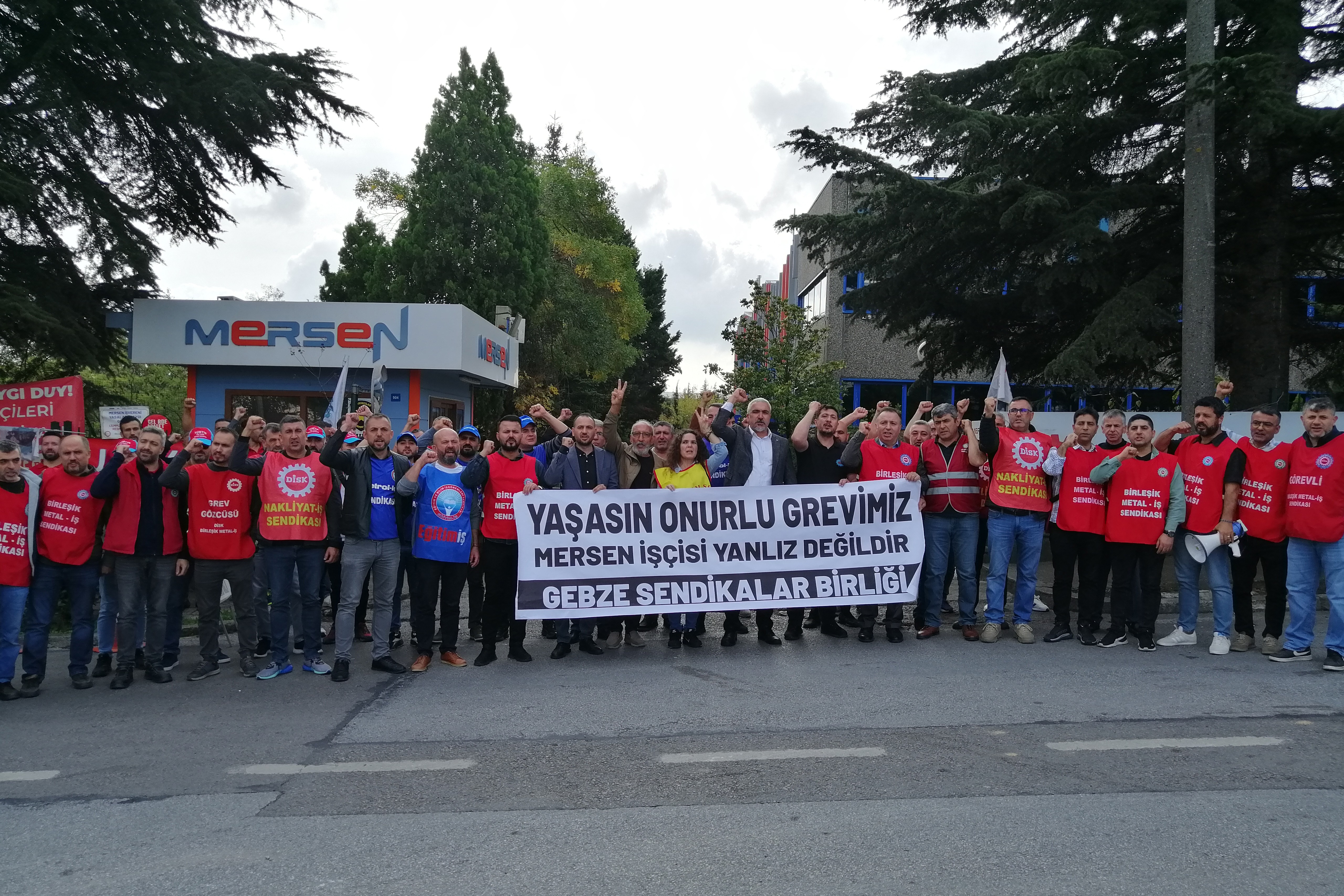 Gebze Sendikalar Birliği, grevde olan  Mersen işçilerini ziyaret etti