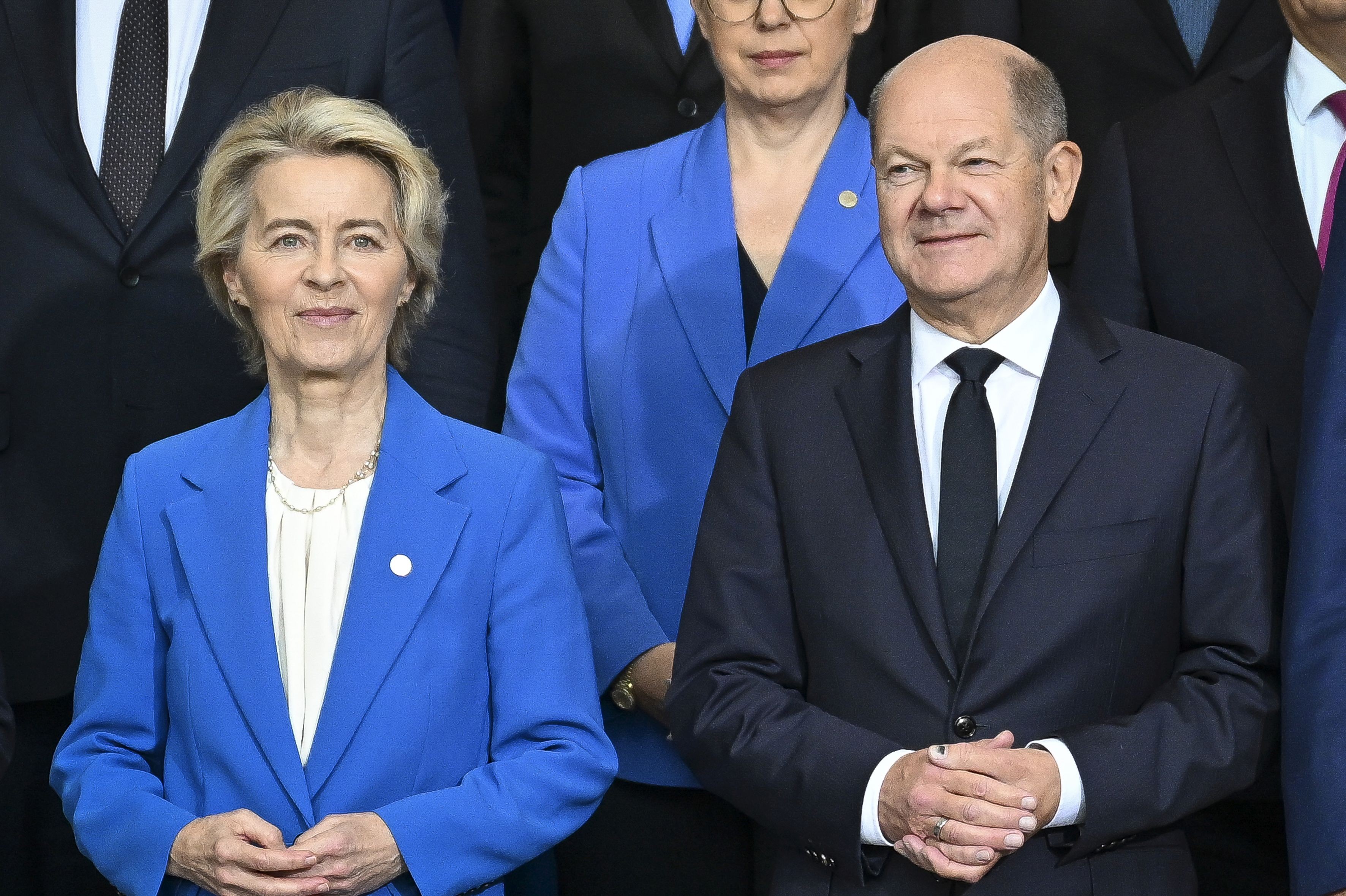 Ursula von der Leyen ve Olaf Scholz