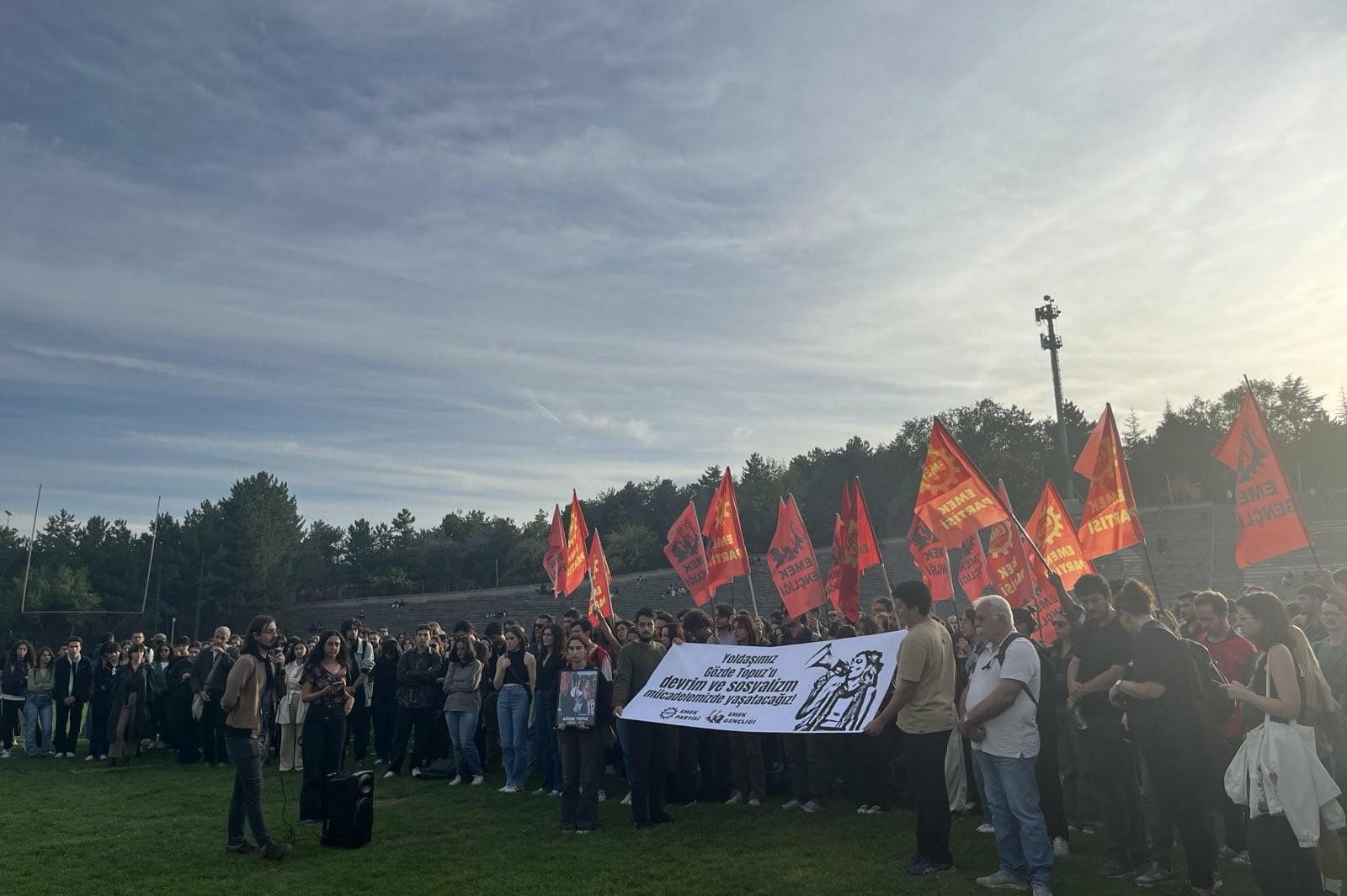 Gözde Topuz için Devrim Stadyumu'nda yapılan anma