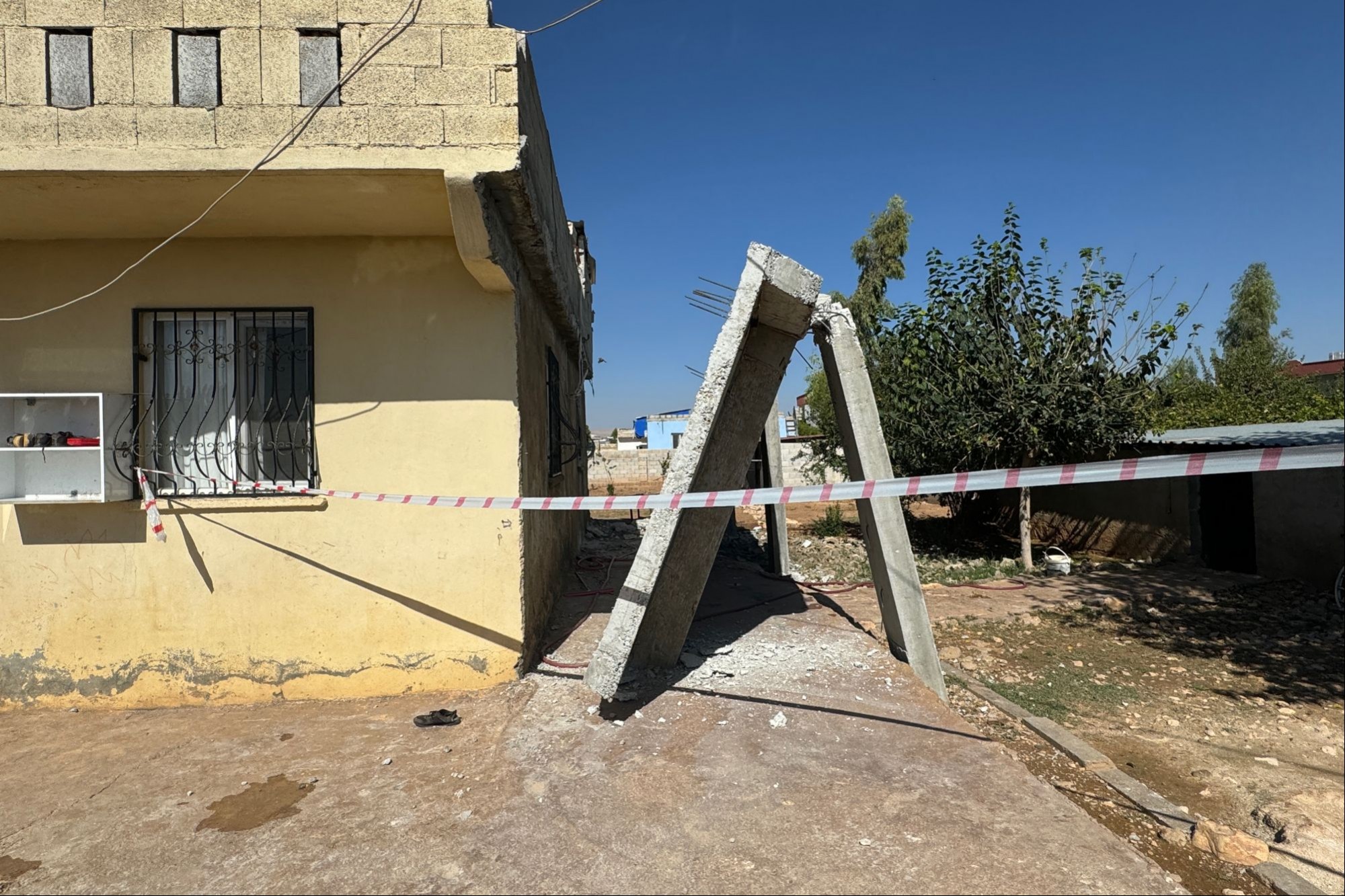 Urfa'da deprem nedeniyle binanın ek balkonu yıkıldı