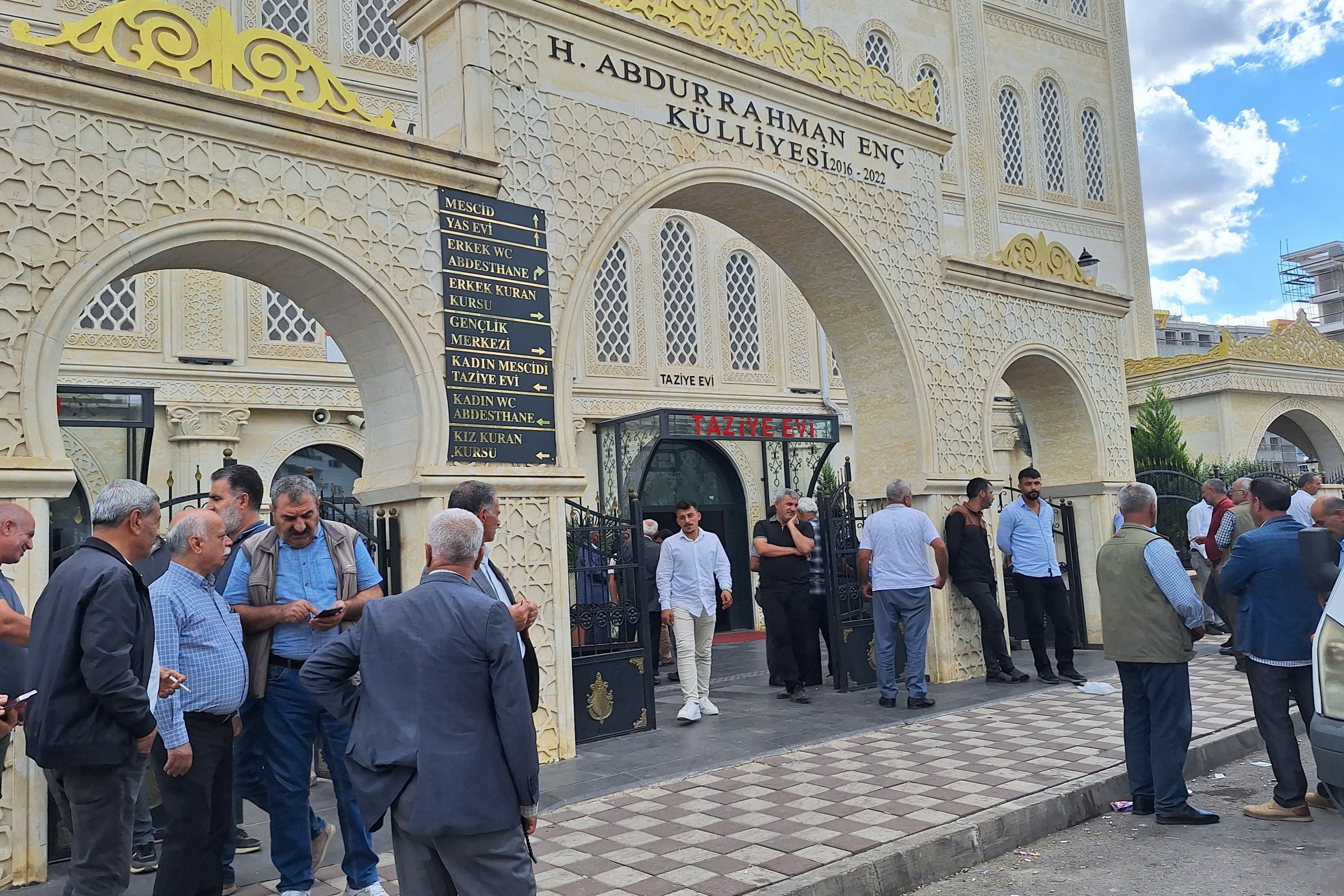 Rojin Kabaiş'in cenazesi sonrası cami önünde erkekler.