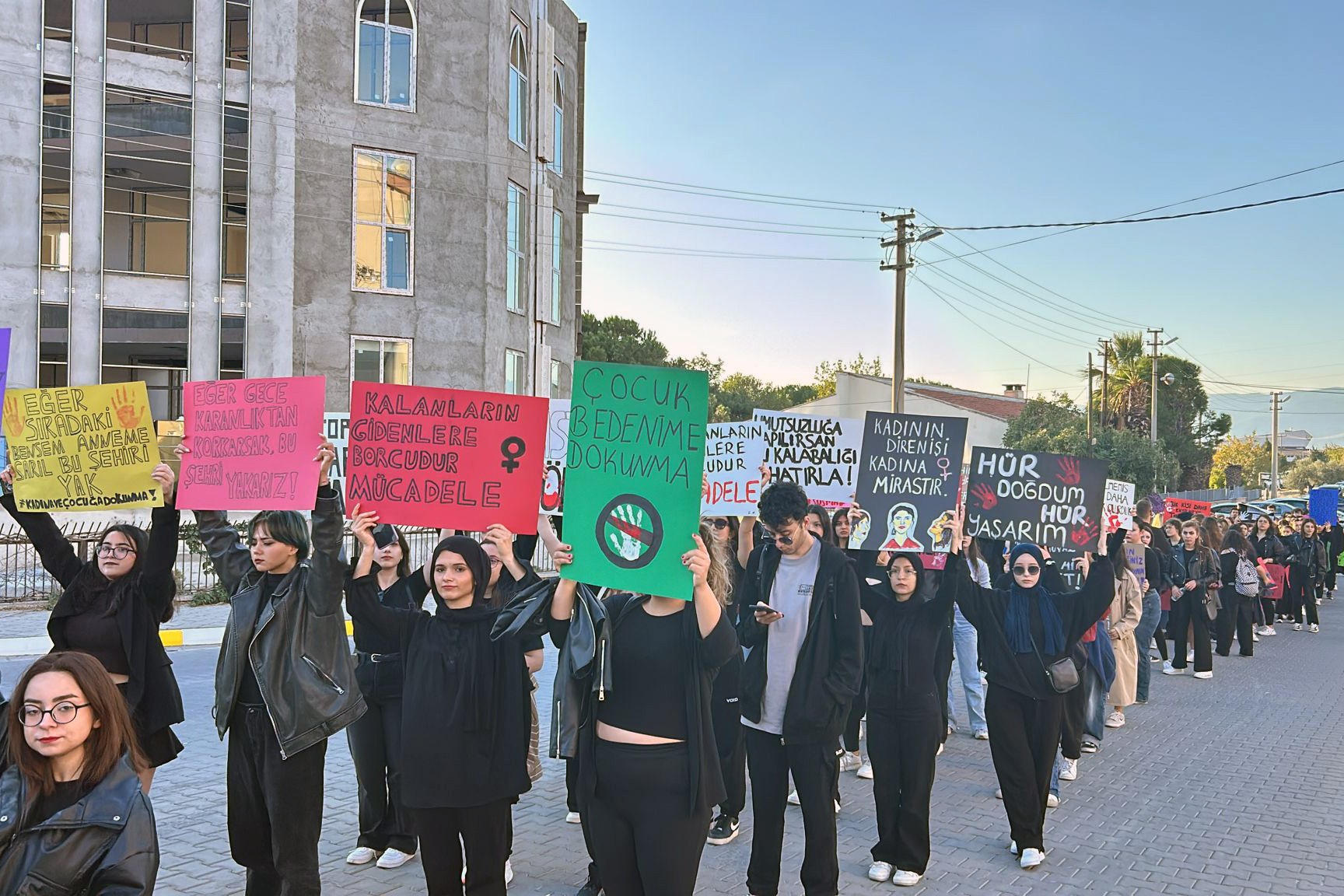 Yürüyüş yapan gençler