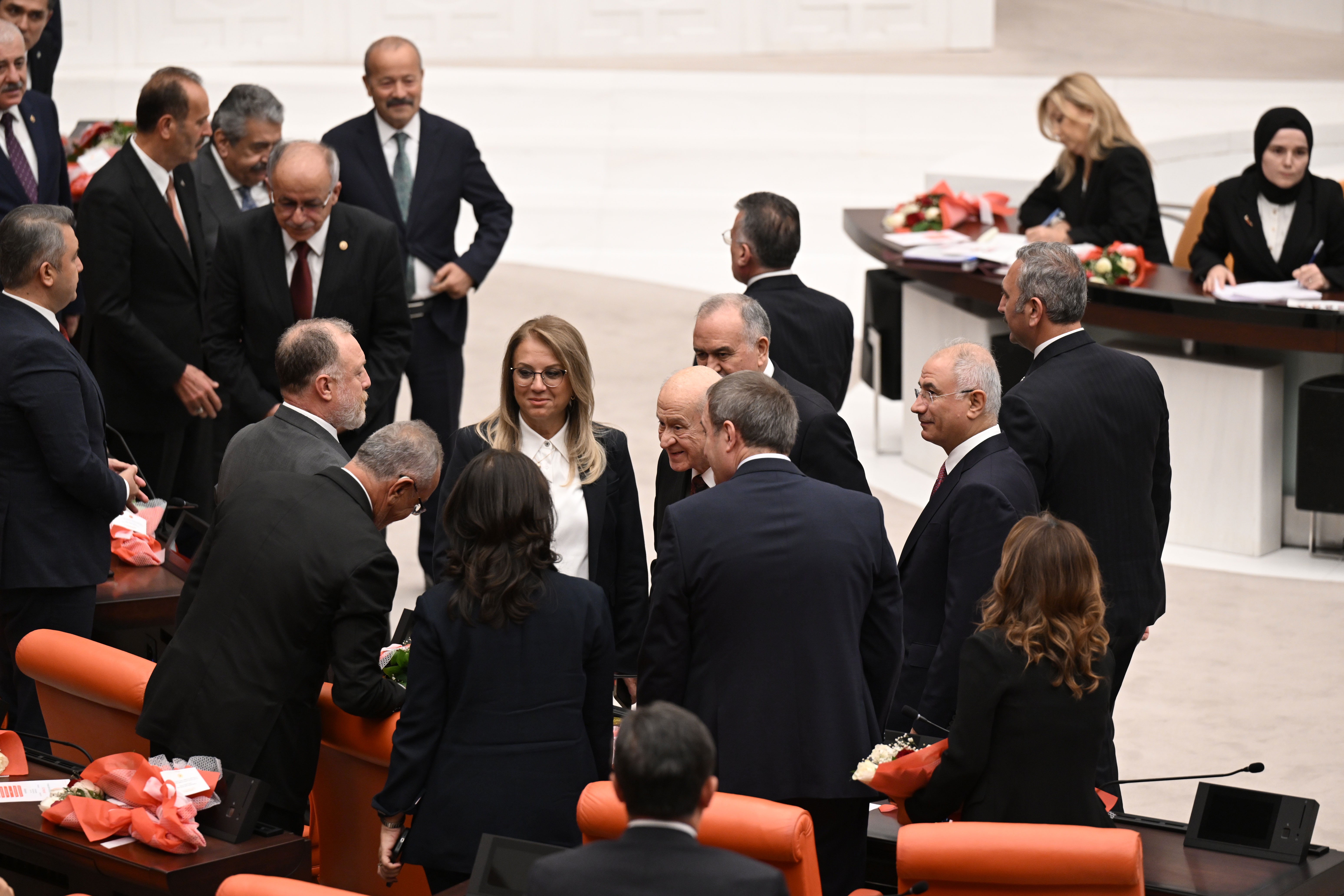 Devlet Bahçeli ve Efkan Ala, Meclis açılışında DEM Parti grubuyla tokalaştı.