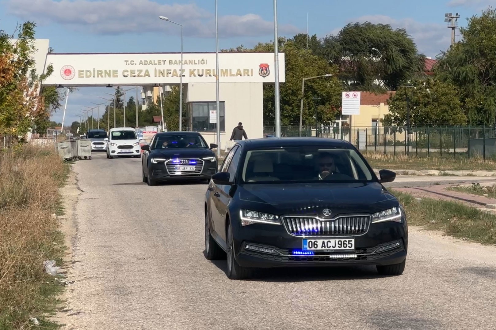 DEM Parti Eş Genel Başkanları Tülay Hatimoğulları ve Tuncer Bakırhan, Selahattin Demirtaş'ı cezaevinde ziyaret etti.