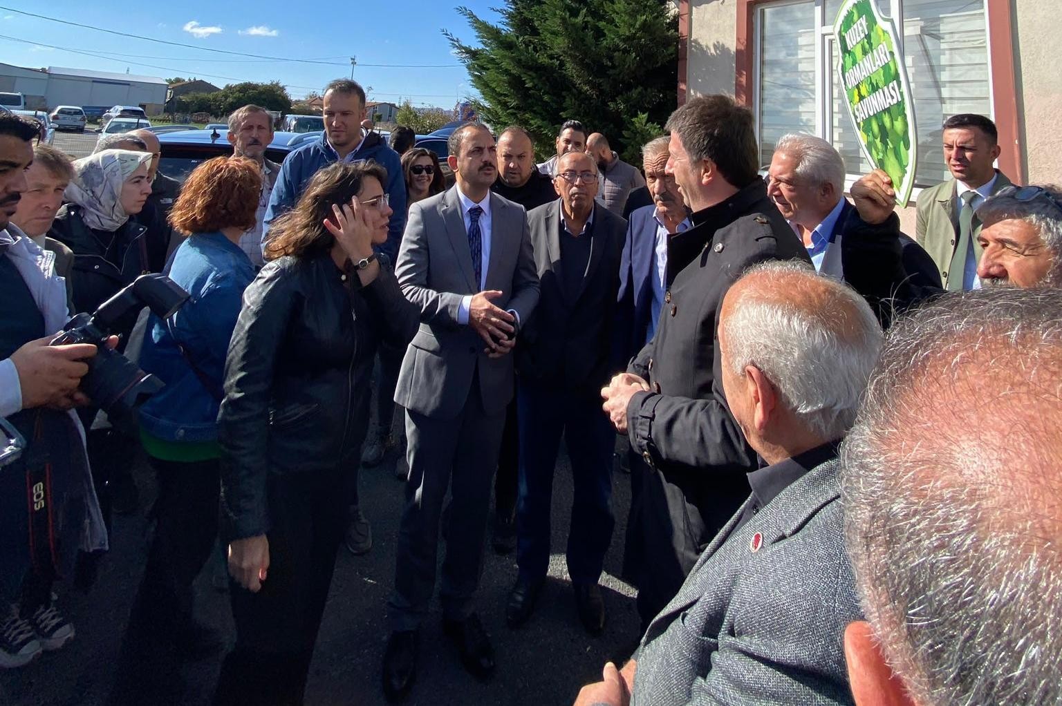 Çatalca'da halk toplantısını yaptırmayan köylüler ve desteğe gelenler