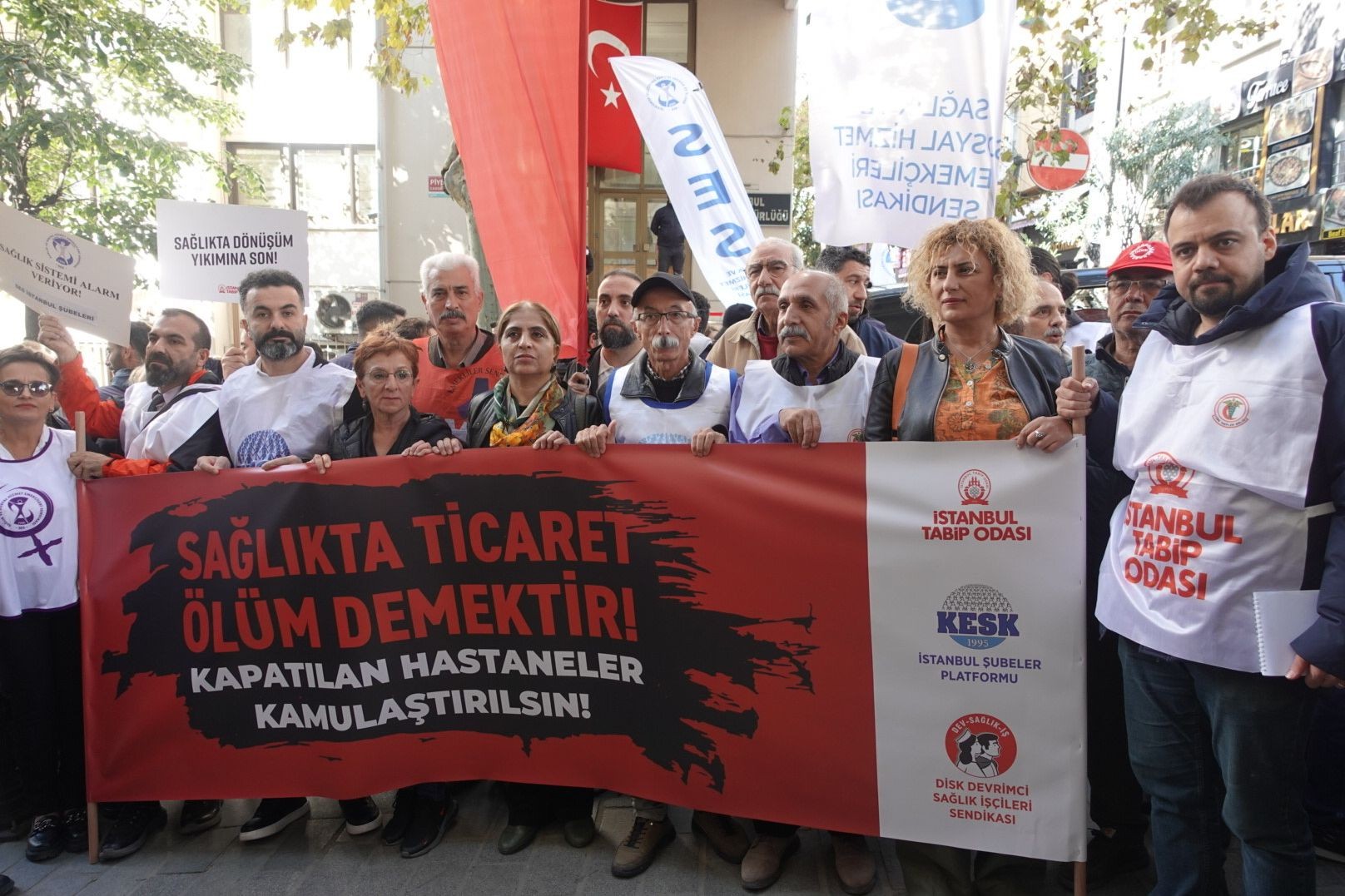 sağlık meslek örgütleri, Çemberlitaş'ta bulunan İstanbul İl Sağlık Müdürlüğü önünde basın açıklaması gerçekleştirdi.