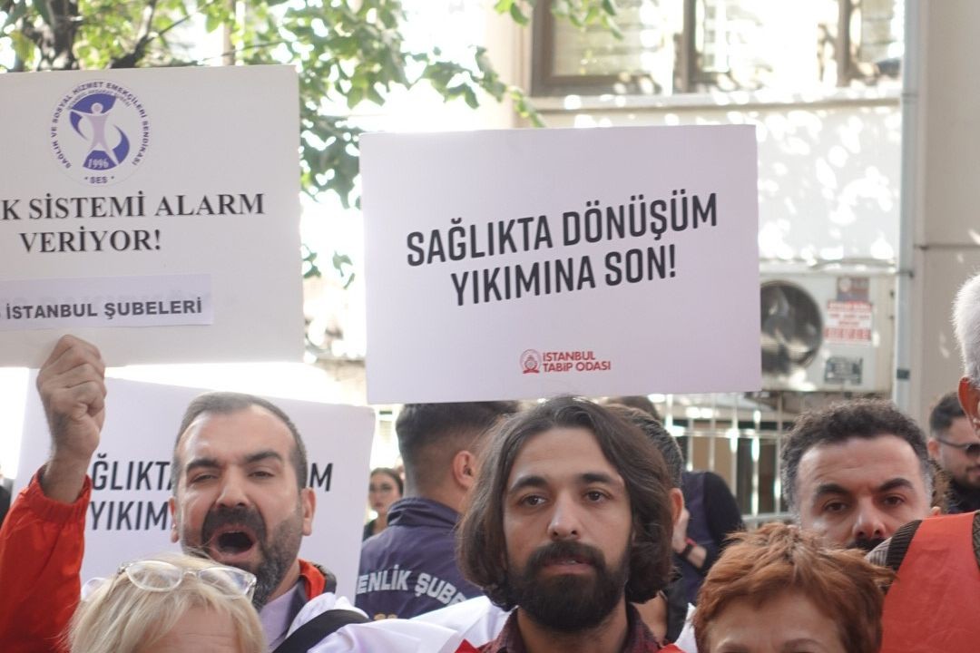 sağlık meslek örgütleri, Çemberlitaş'ta bulunan İstanbul İl Sağlık Müdürlüğü önünde basın açıklaması gerçekleştirdi.