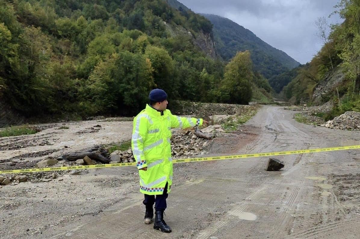 Sinop'ta sağanak yağış sonrası kapanan yol